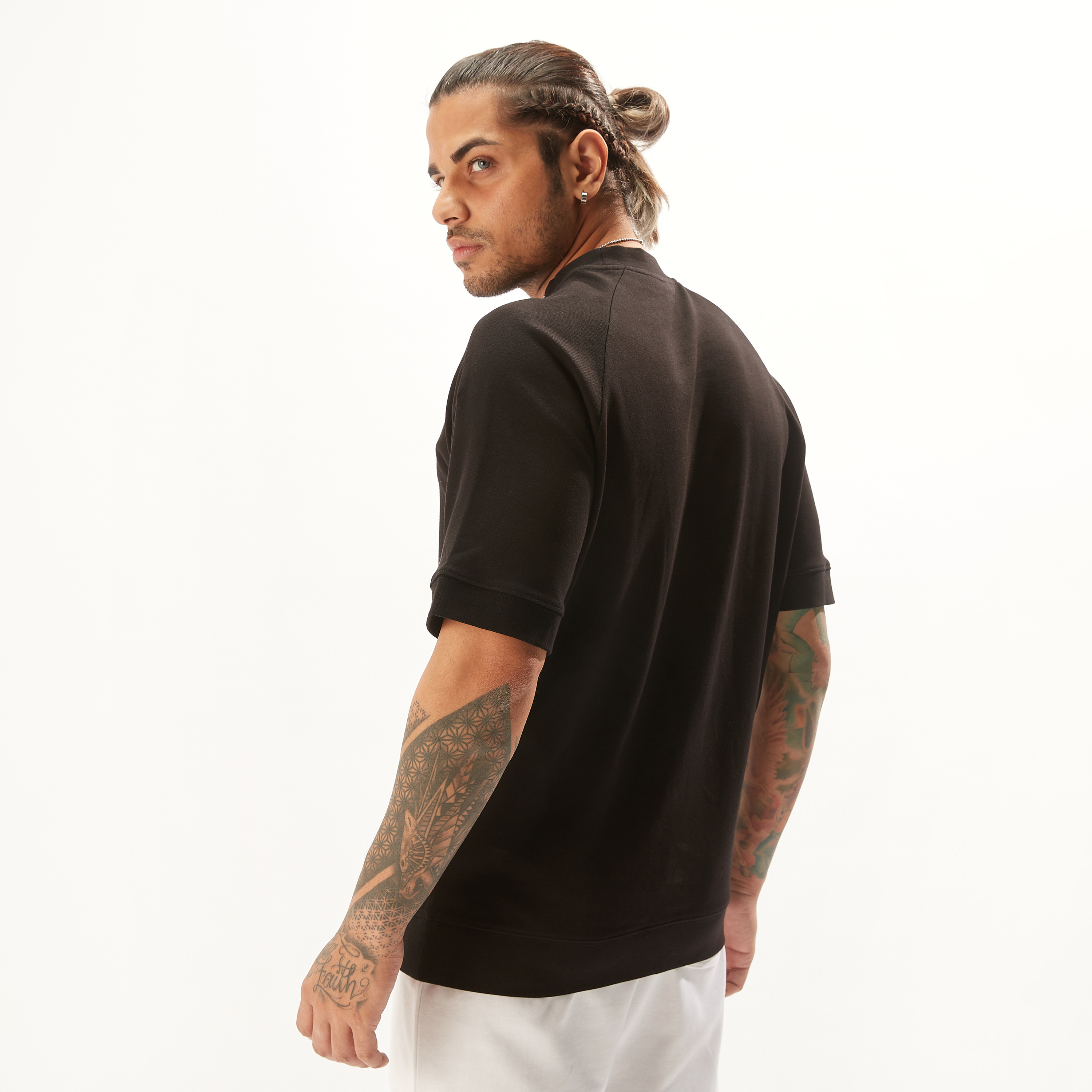 تيشيرت سادة بياقة ضيّقة وأكمام قصيرة-men-clothing-tshirtsandpolos-tshirts-image-16