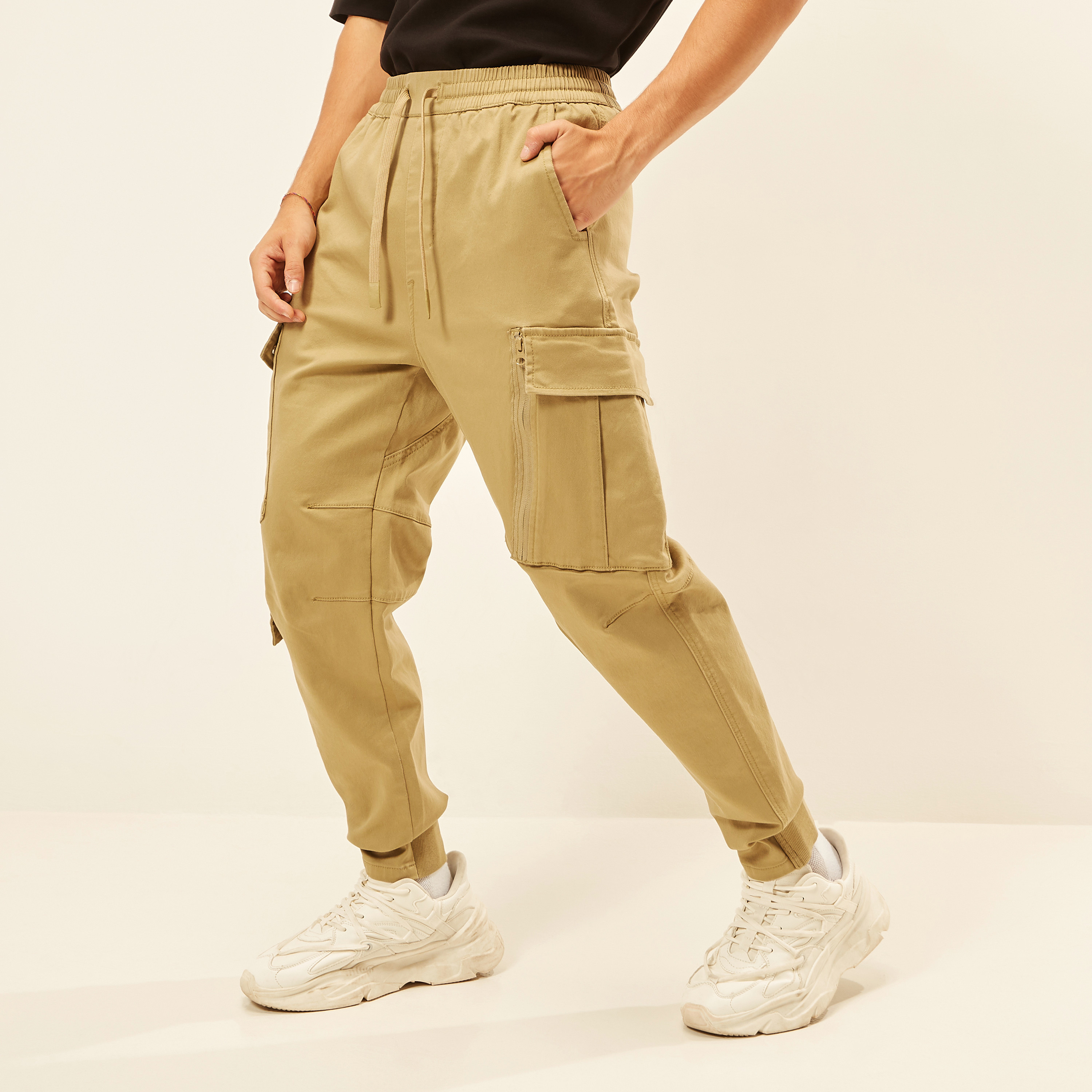 بنطلون رياضي كارجو سادة برباط إغلاق وخصر متوسّط الارتفاع-men-clothing-bottoms-trousersandchinos-trousers-image-15