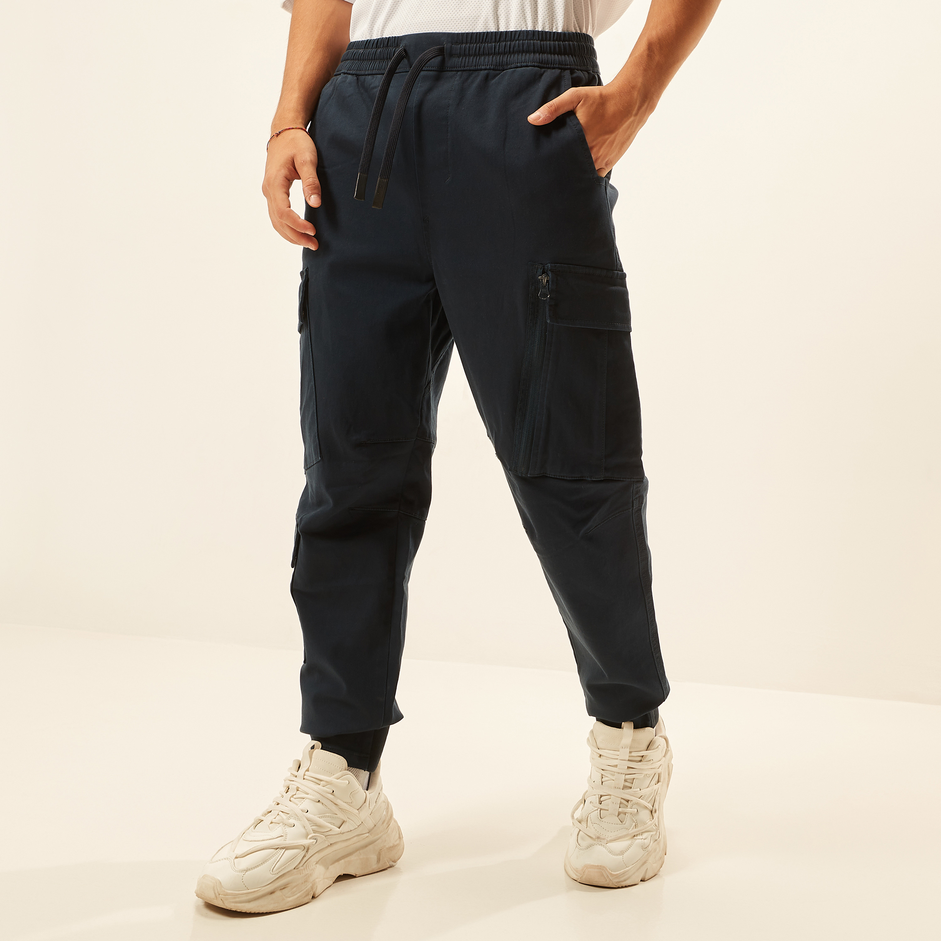 بنطلون رياضي كارجو سادة برباط إغلاق وخصر متوسّط الارتفاع-men-clothing-bottoms-trousersandchinos-trousers-image-5
