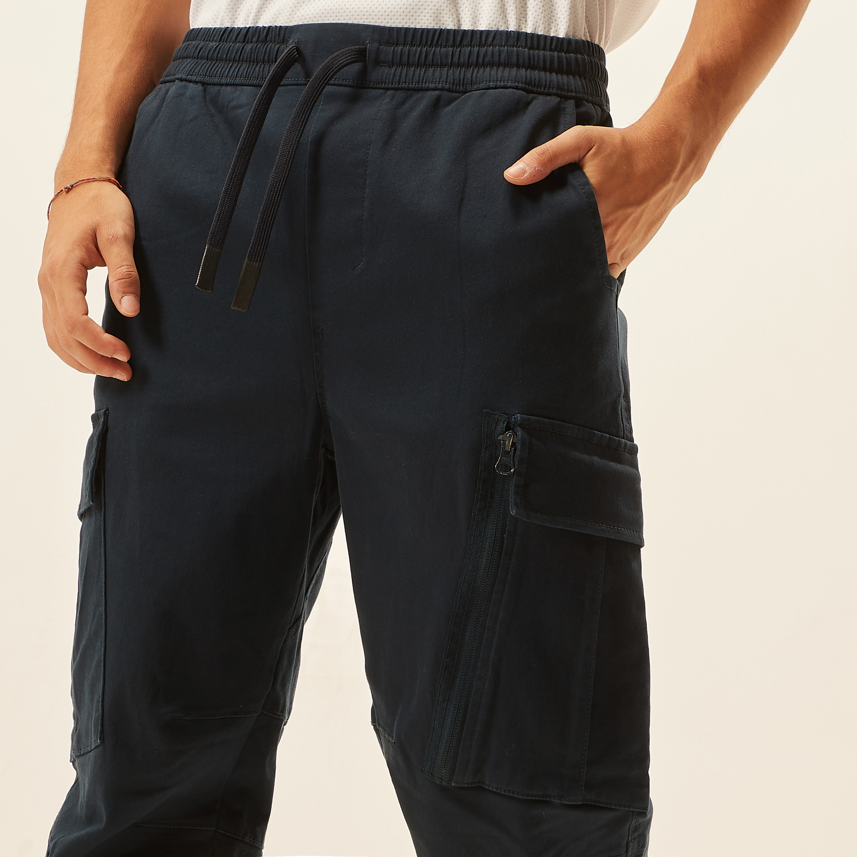 بنطلون رياضي كارجو سادة برباط إغلاق وخصر متوسّط الارتفاع-men-clothing-bottoms-trousersandchinos-trousers-image-7