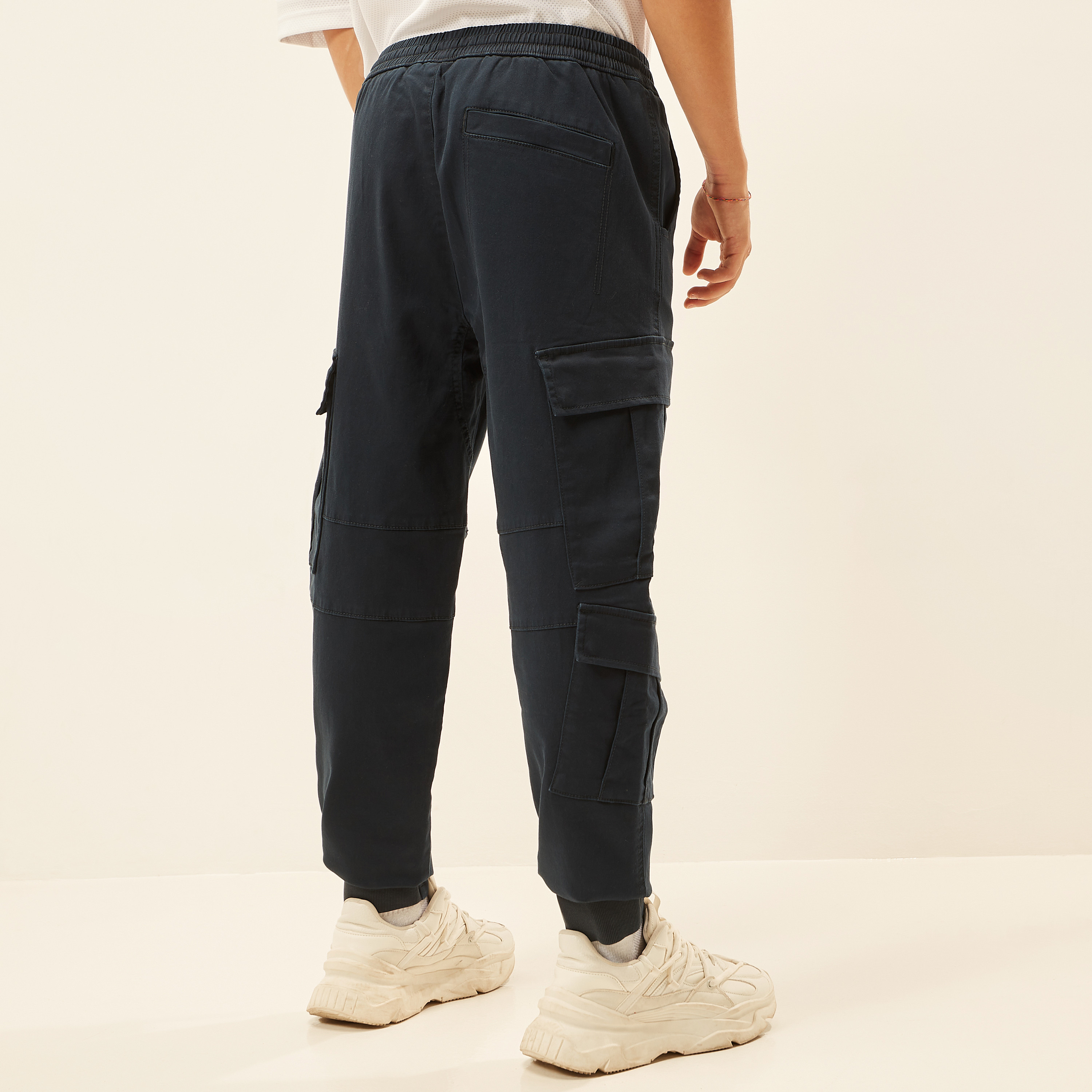 بنطلون رياضي كارجو سادة برباط إغلاق وخصر متوسّط الارتفاع-men-clothing-bottoms-trousersandchinos-trousers-image-8