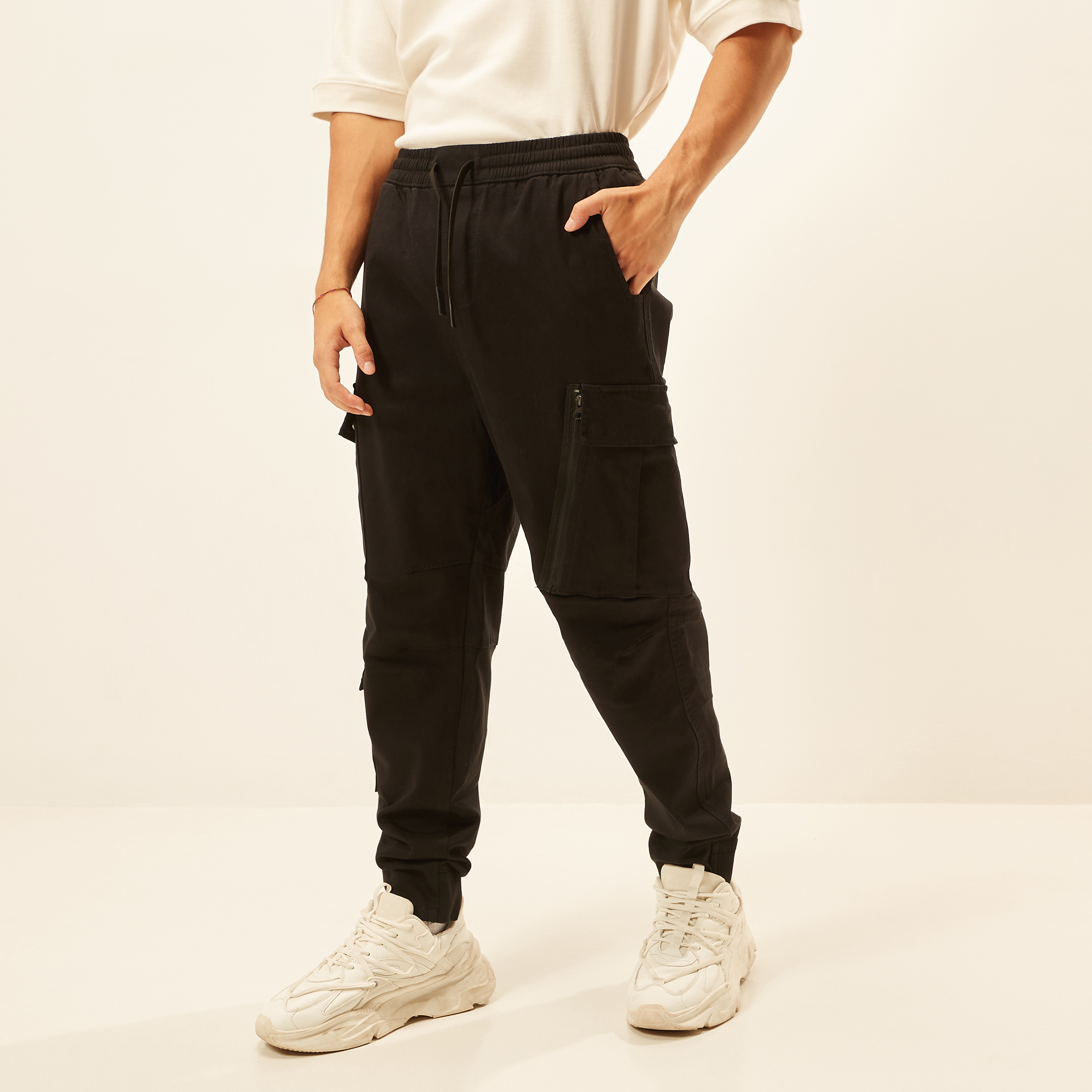 بنطلون رياضي كارجو سادة برباط إغلاق وخصر متوسّط الارتفاع-men-clothing-bottoms-trousersandchinos-trousers-image-1