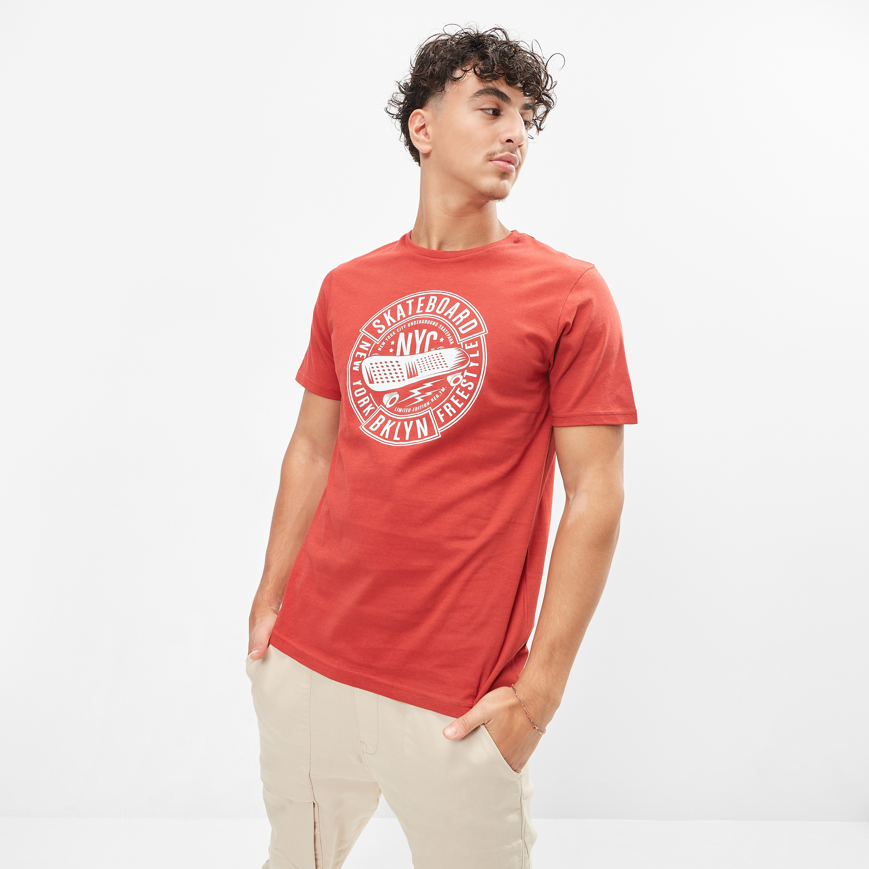 تيشيرت بياقة ضيقة وأكمام قصيرة وطبعات-men-clothing-tshirtsandpolos-tshirts-image-1