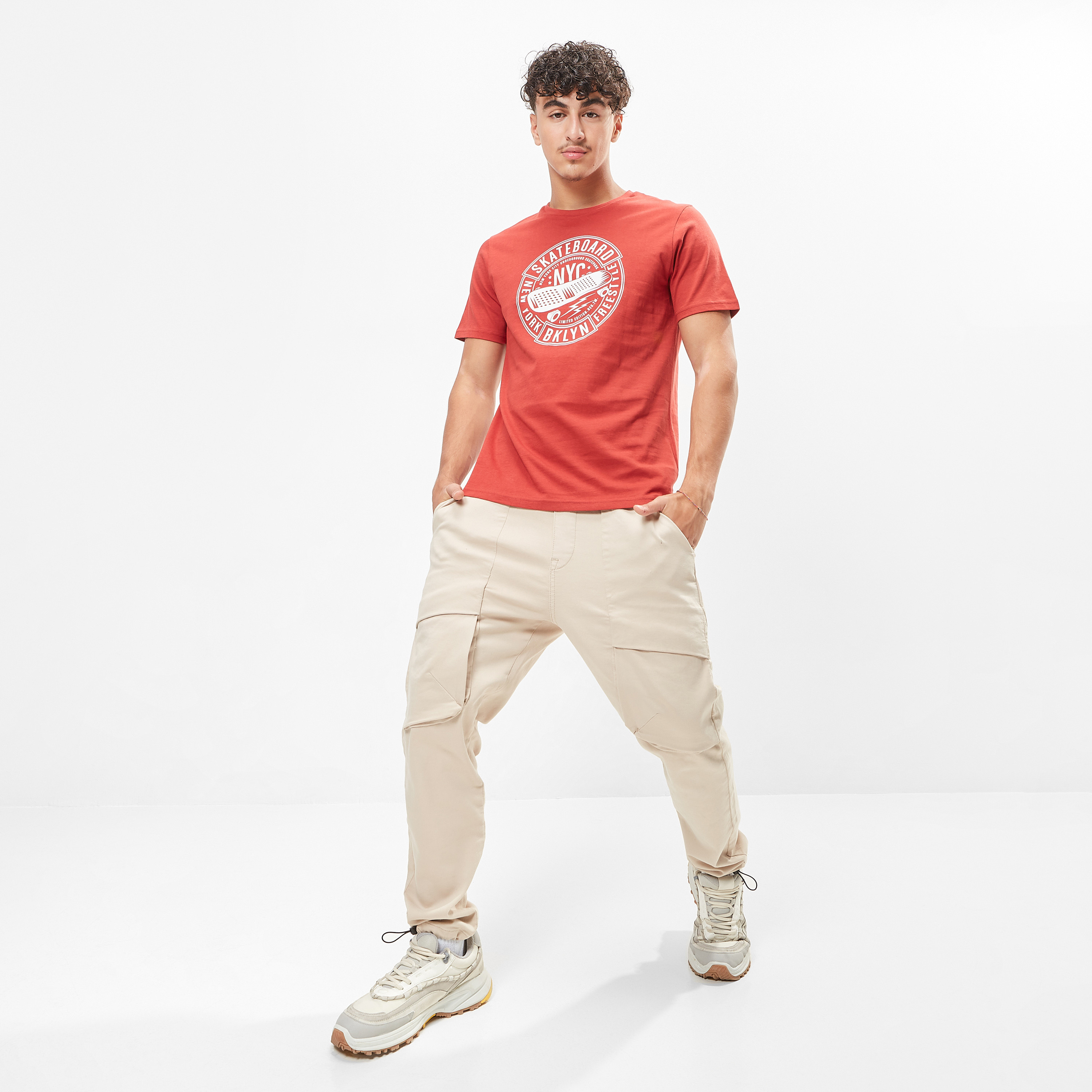 تيشيرت بياقة ضيقة وأكمام قصيرة وطبعات-men-clothing-tshirtsandpolos-tshirts-image-2