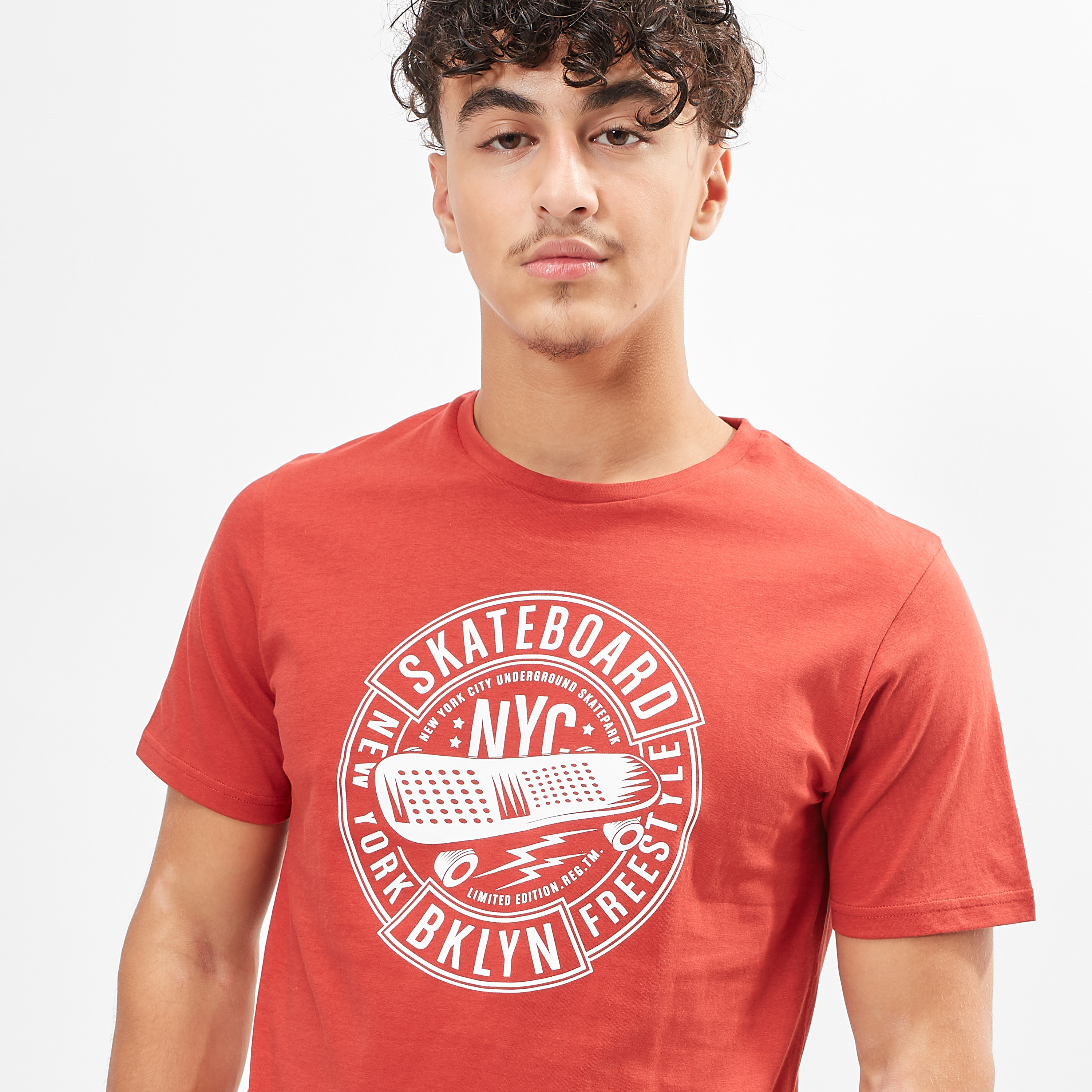 تيشيرت بياقة ضيقة وأكمام قصيرة وطبعات-men-clothing-tshirtsandpolos-tshirts-image-3