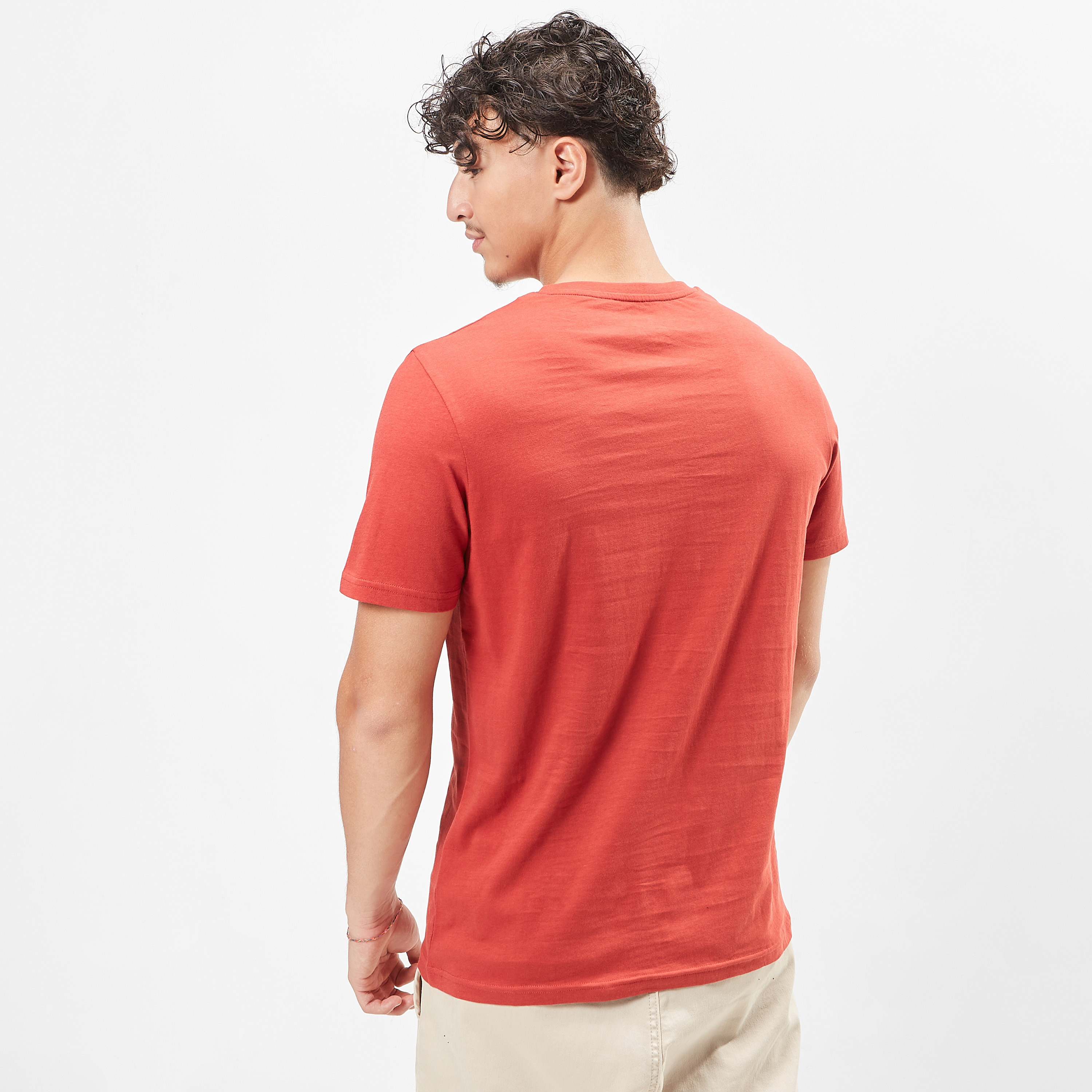 تيشيرت بياقة ضيقة وأكمام قصيرة وطبعات-men-clothing-tshirtsandpolos-tshirts-image-4