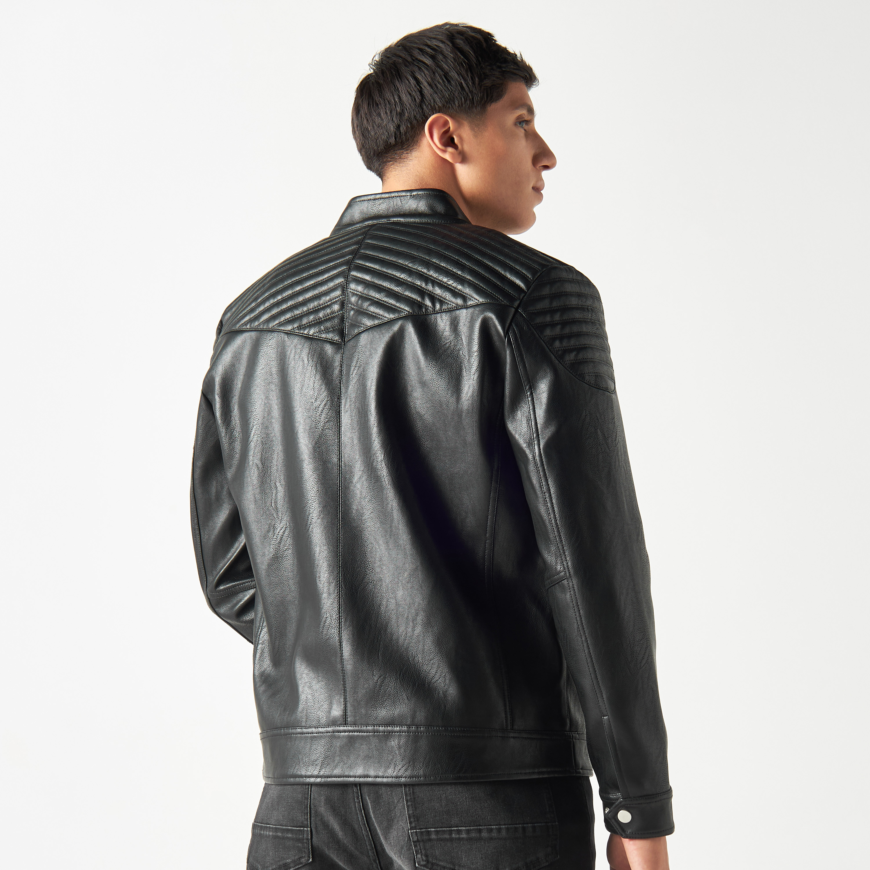 جاكيت بايكر جلد بارز الملمس بسحّاب وأكمام طويلة-men-clothing-jacketsandblazers-jackets-image-3