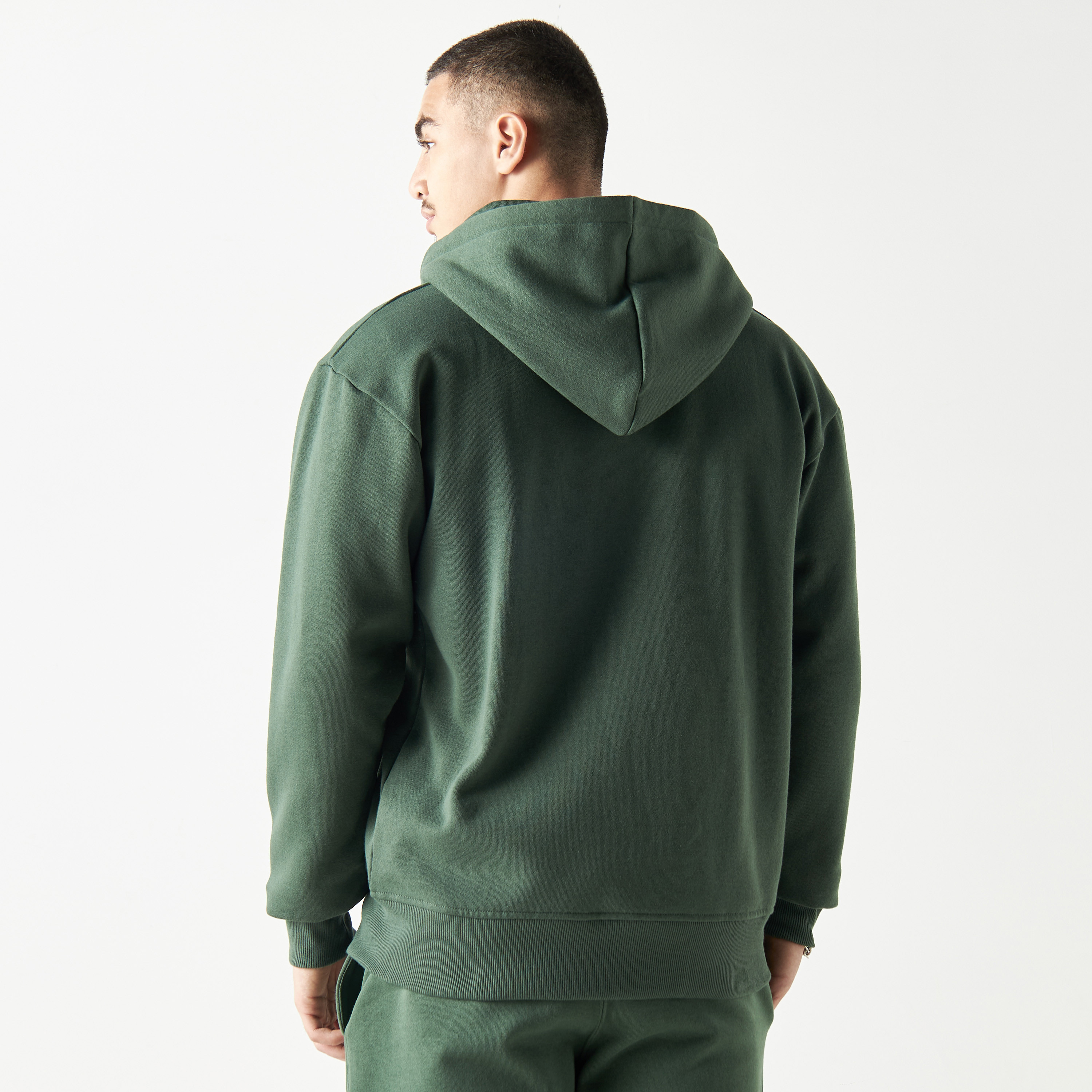 هودي سادة بأكمام طويلة وجيوب كنغر وسحّاب-men-winterwear-hoodiesandsweatshirts-image-3