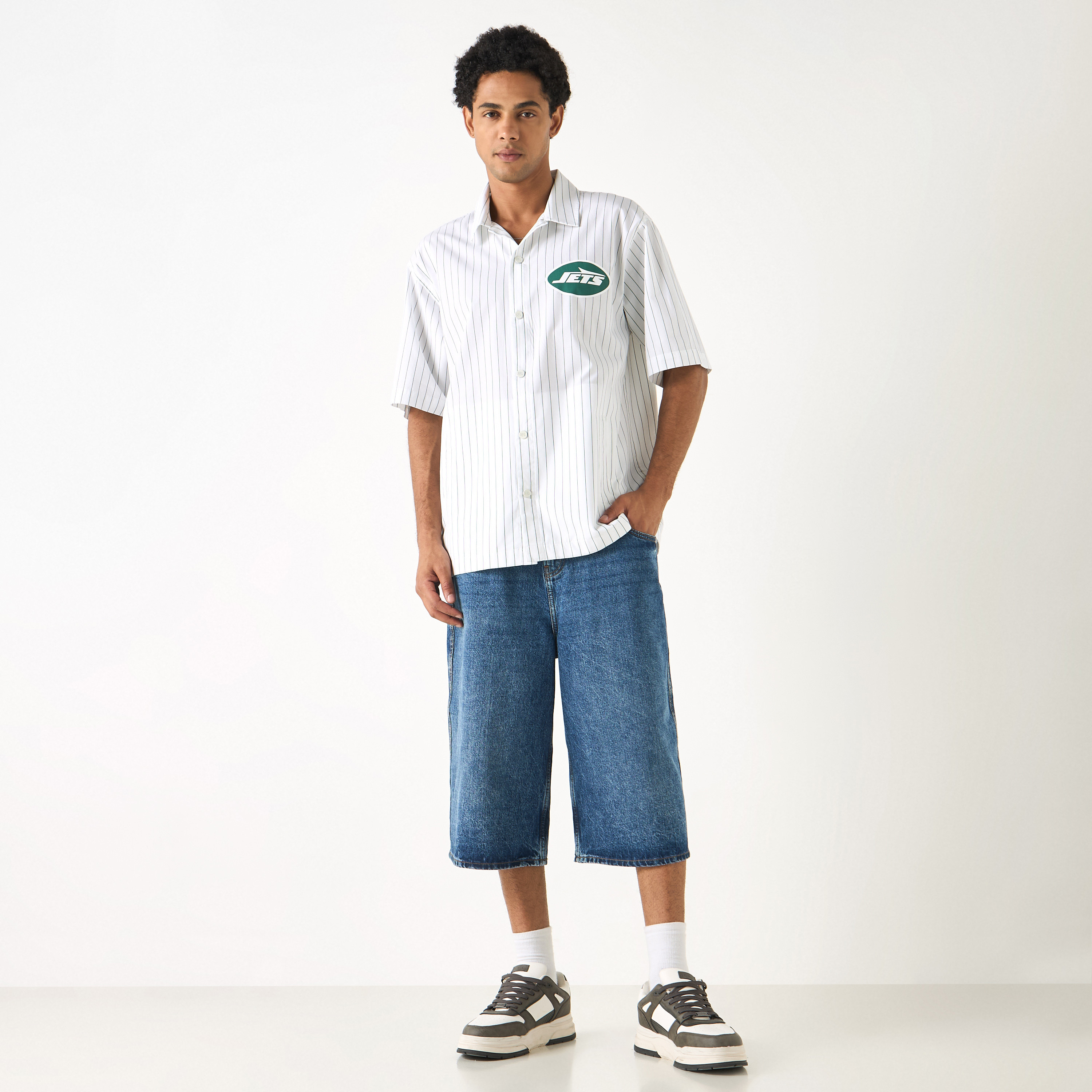 قميص بأكمام قصيرة وطبعات شعار نيويورك جيتس-men-clothing-shirts-image-2