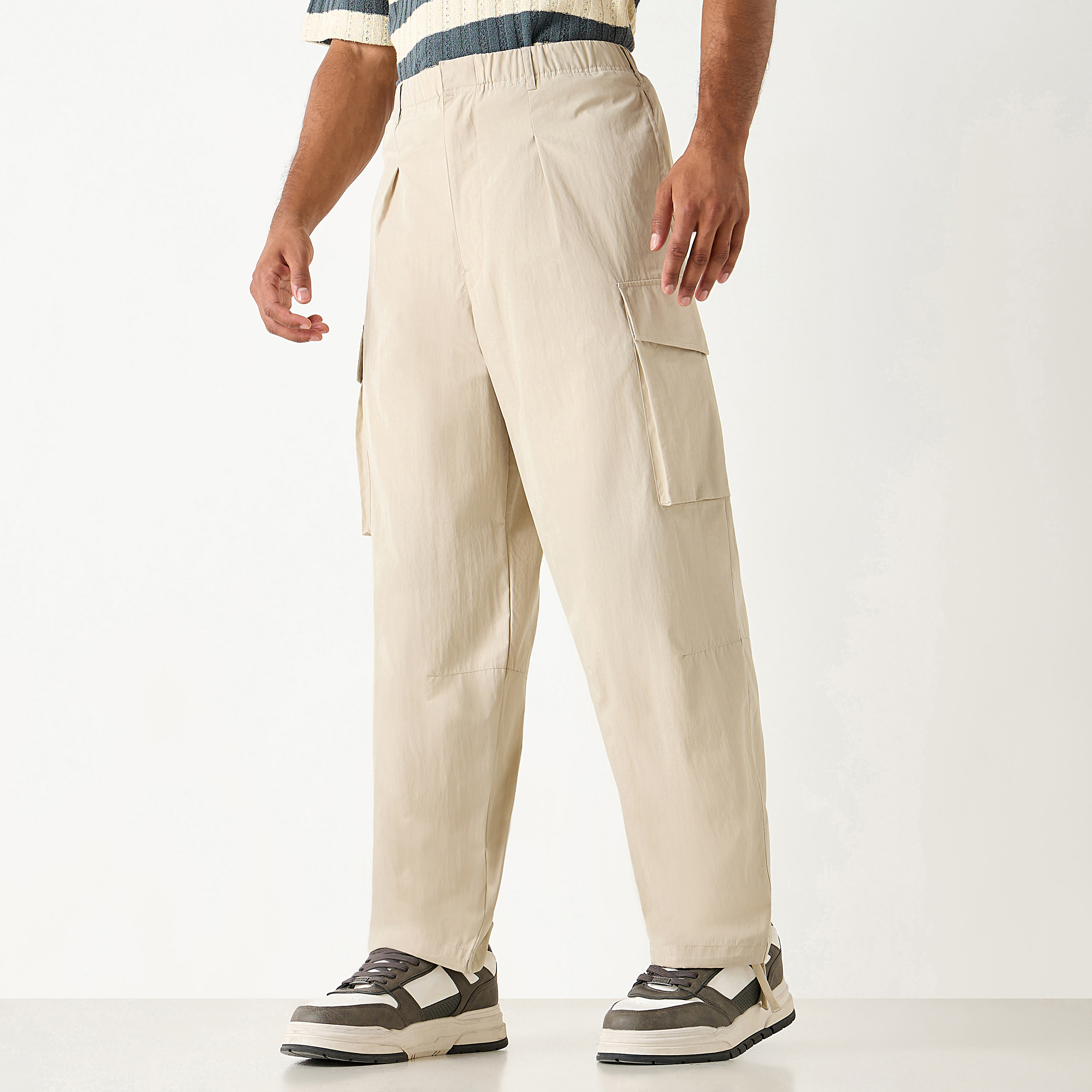 بنطلون كارجو بخصر مطاطي وتفاصيل جيب-men-clothing-bottoms-joggers-image-13