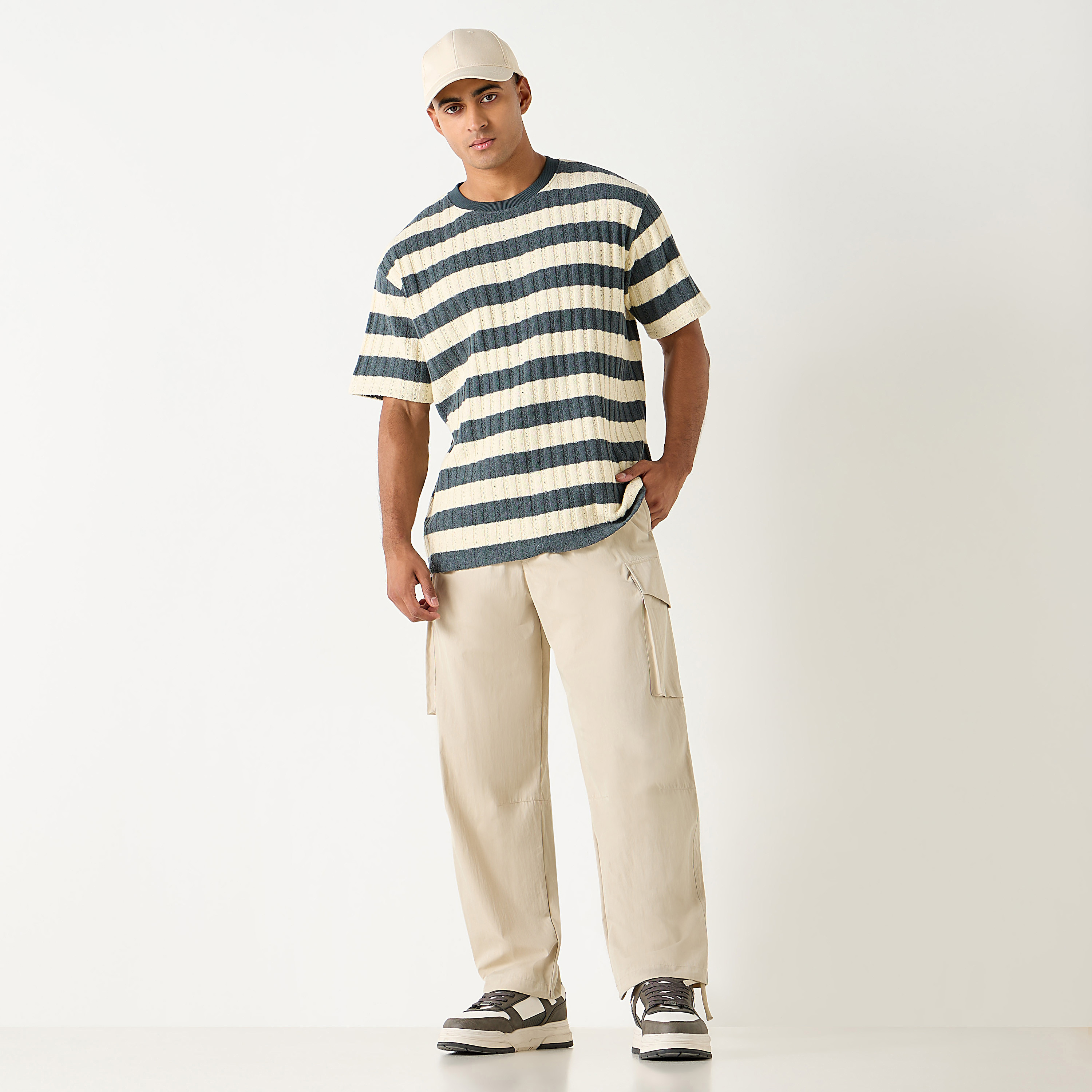 بنطلون كارجو بخصر مطاطي وتفاصيل جيب-men-clothing-bottoms-joggers-image-14