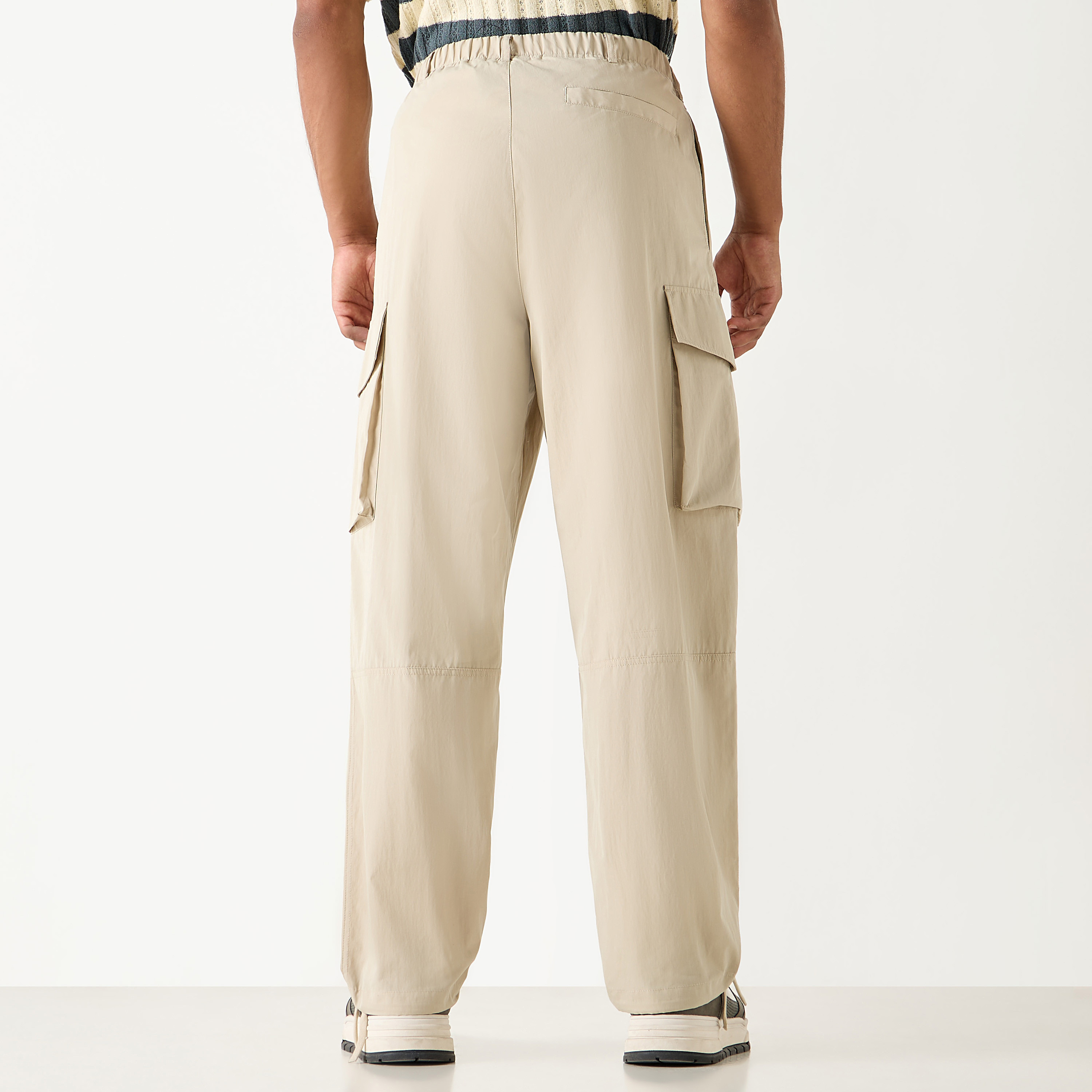 بنطلون كارجو بخصر مطاطي وتفاصيل جيب-men-clothing-bottoms-joggers-image-15