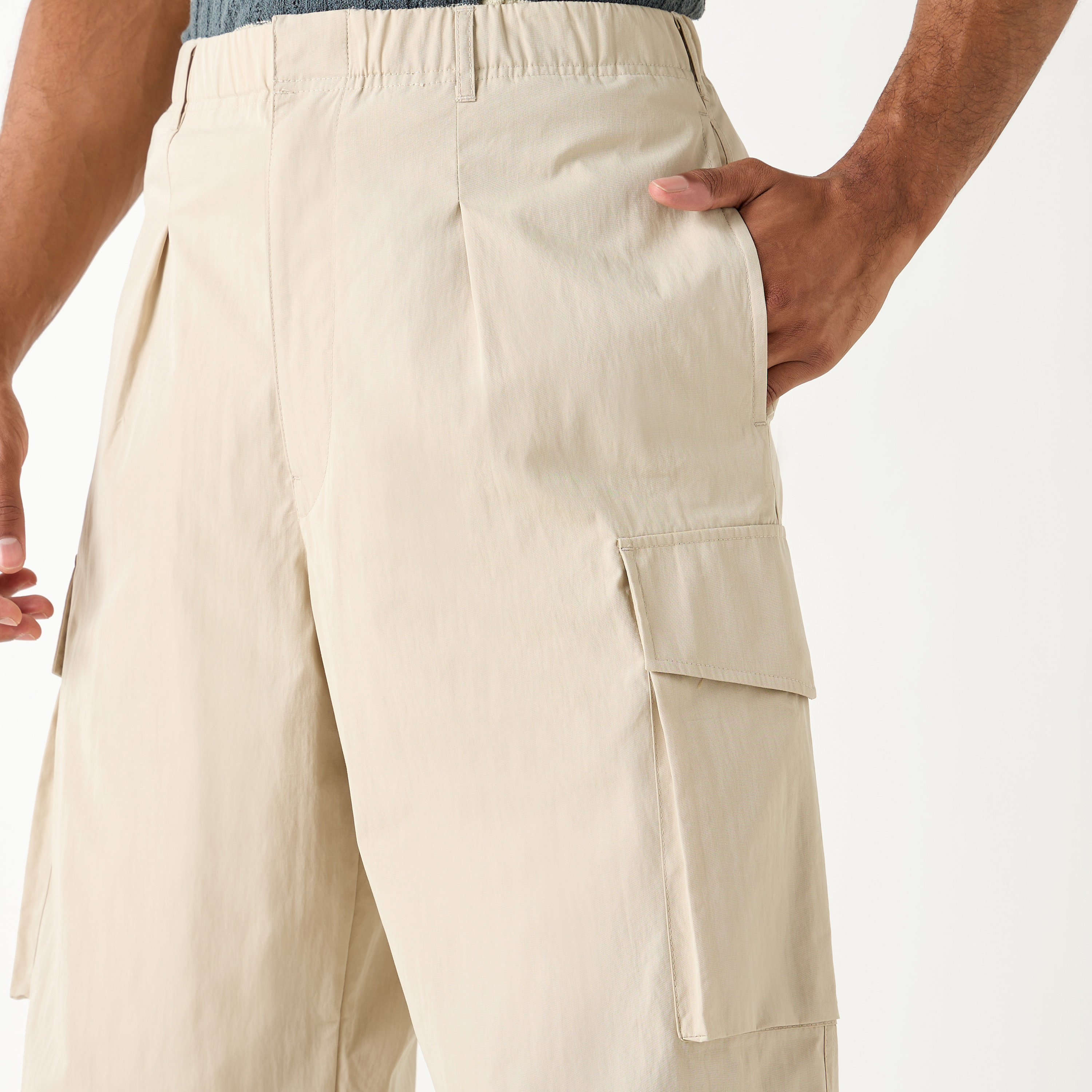 بنطلون كارجو بخصر مطاطي وتفاصيل جيب-men-clothing-bottoms-joggers-image-16