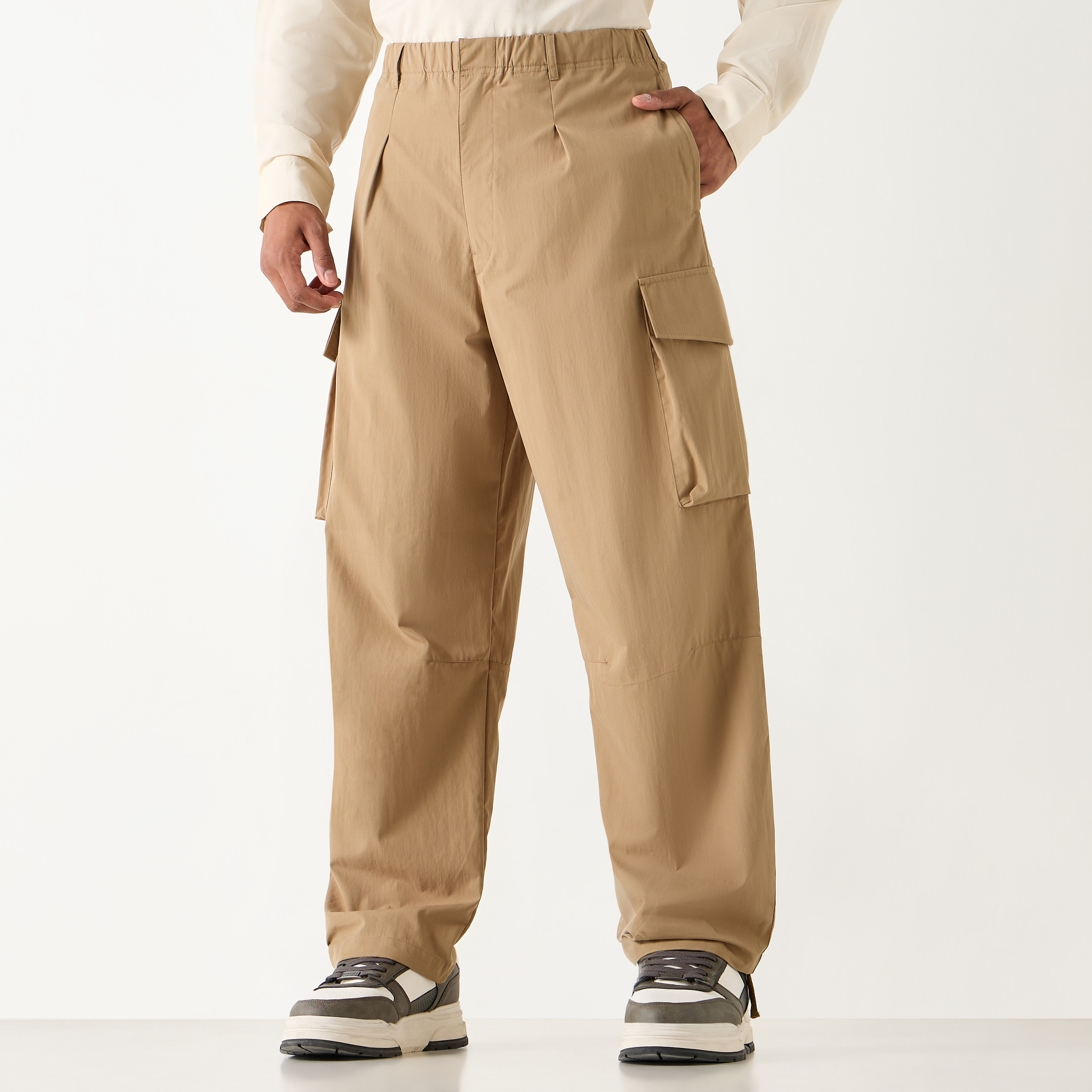 بنطلون كارجو بخصر مطاطي وتفاصيل جيب-men-clothing-bottoms-joggers-image-5