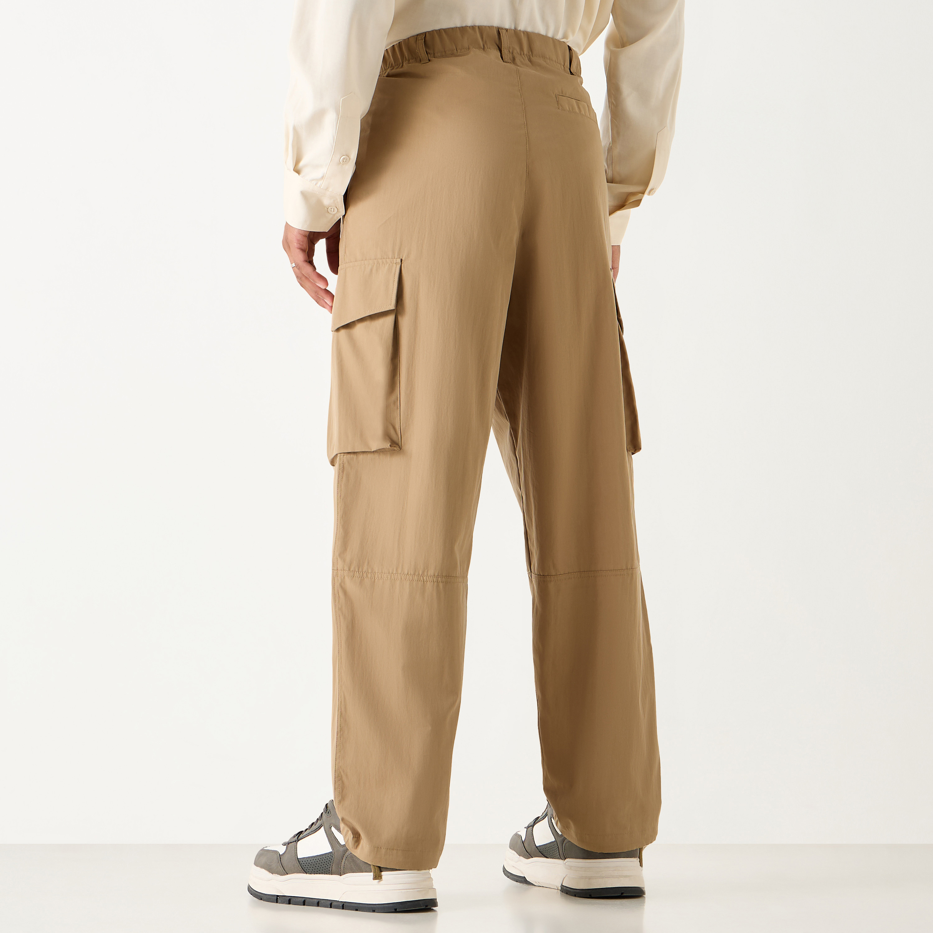 بنطلون كارجو بخصر مطاطي وتفاصيل جيب-men-clothing-bottoms-joggers-image-7