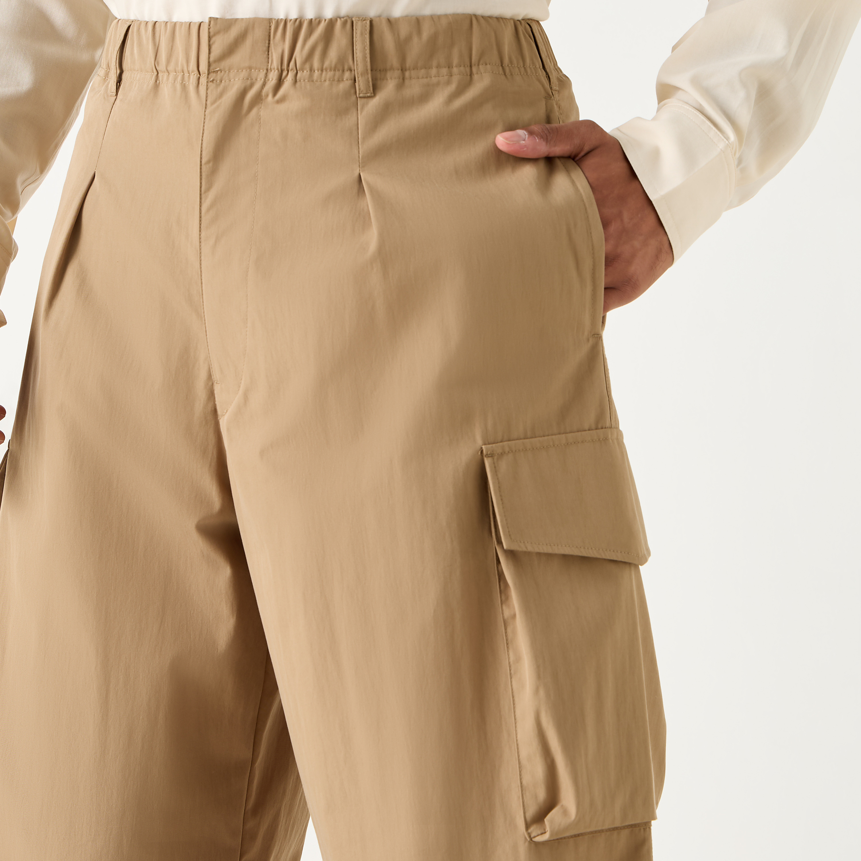 بنطلون كارجو بخصر مطاطي وتفاصيل جيب-men-clothing-bottoms-joggers-image-8