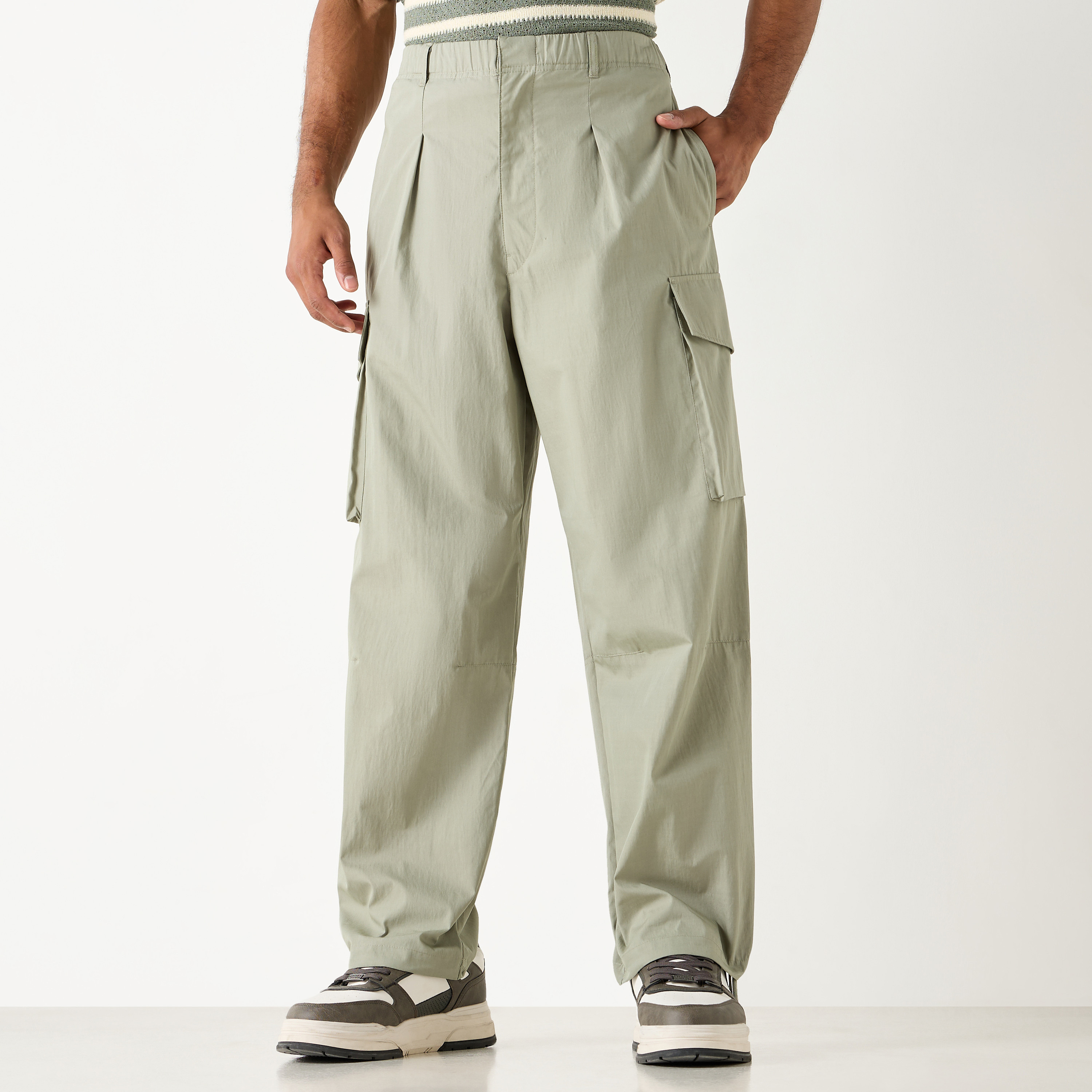 بنطلون كارجو بخصر مطاطي وتفاصيل جيب-men-clothing-bottoms-joggers-image-9