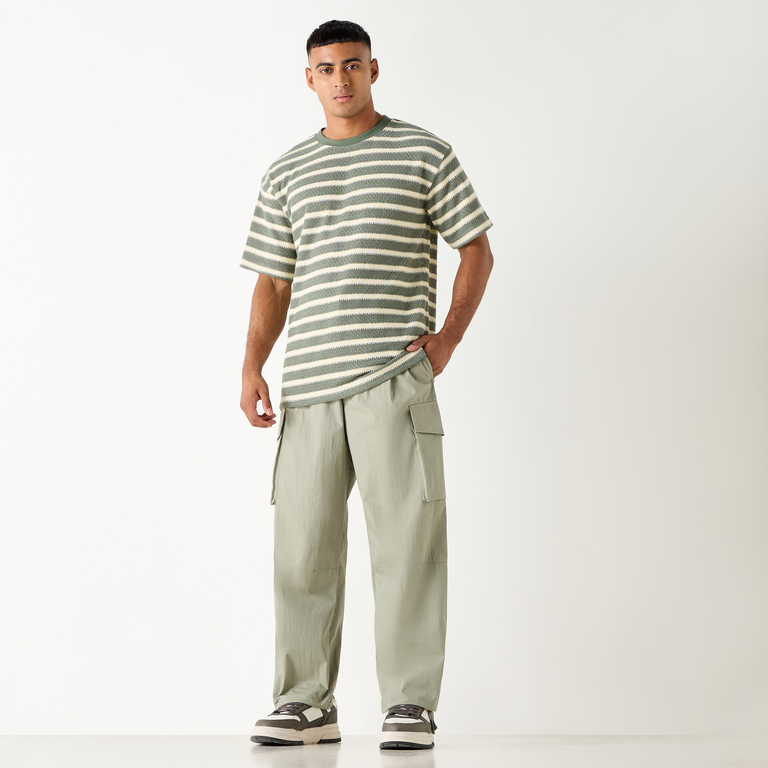 بنطلون كارجو بخصر مطاطي وتفاصيل جيب-men-clothing-bottoms-joggers-image-10