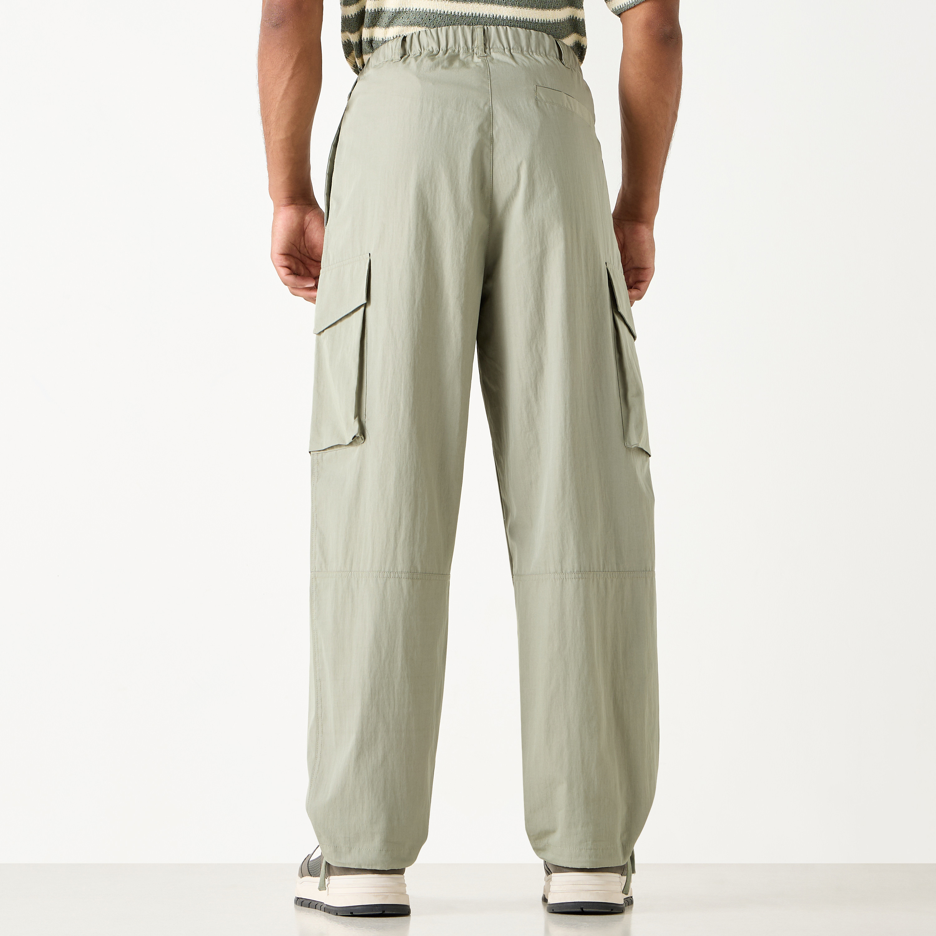 بنطلون كارجو بخصر مطاطي وتفاصيل جيب-men-clothing-bottoms-joggers-image-11