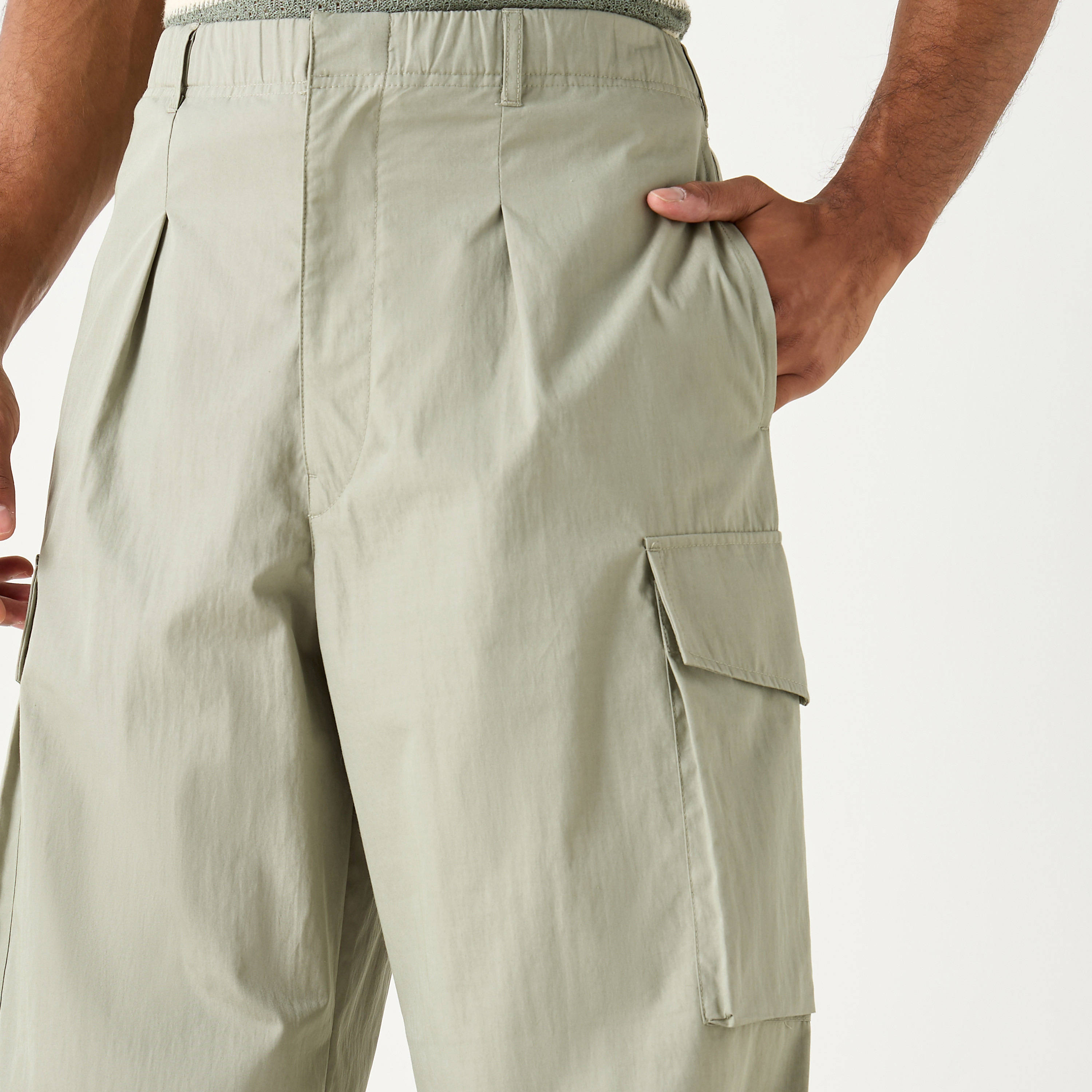 بنطلون كارجو بخصر مطاطي وتفاصيل جيب-men-clothing-bottoms-joggers-image-12