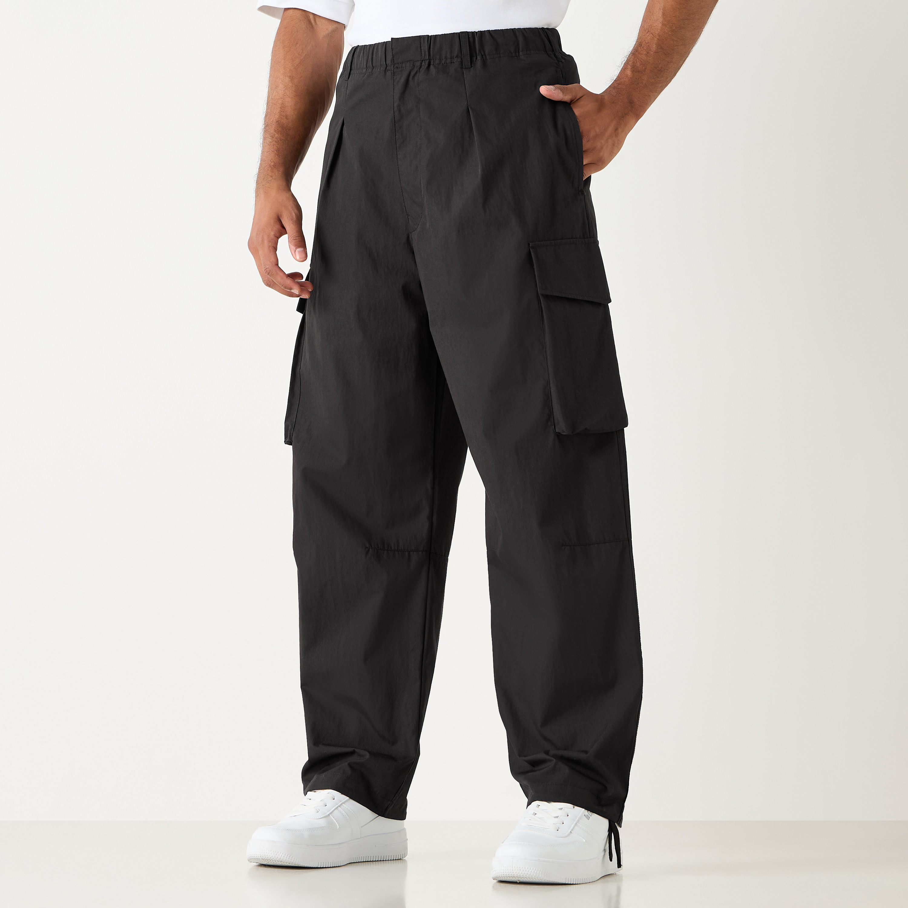 بنطلون كارجو بخصر مطاطي وتفاصيل جيب-men-clothing-bottoms-joggers-image-1