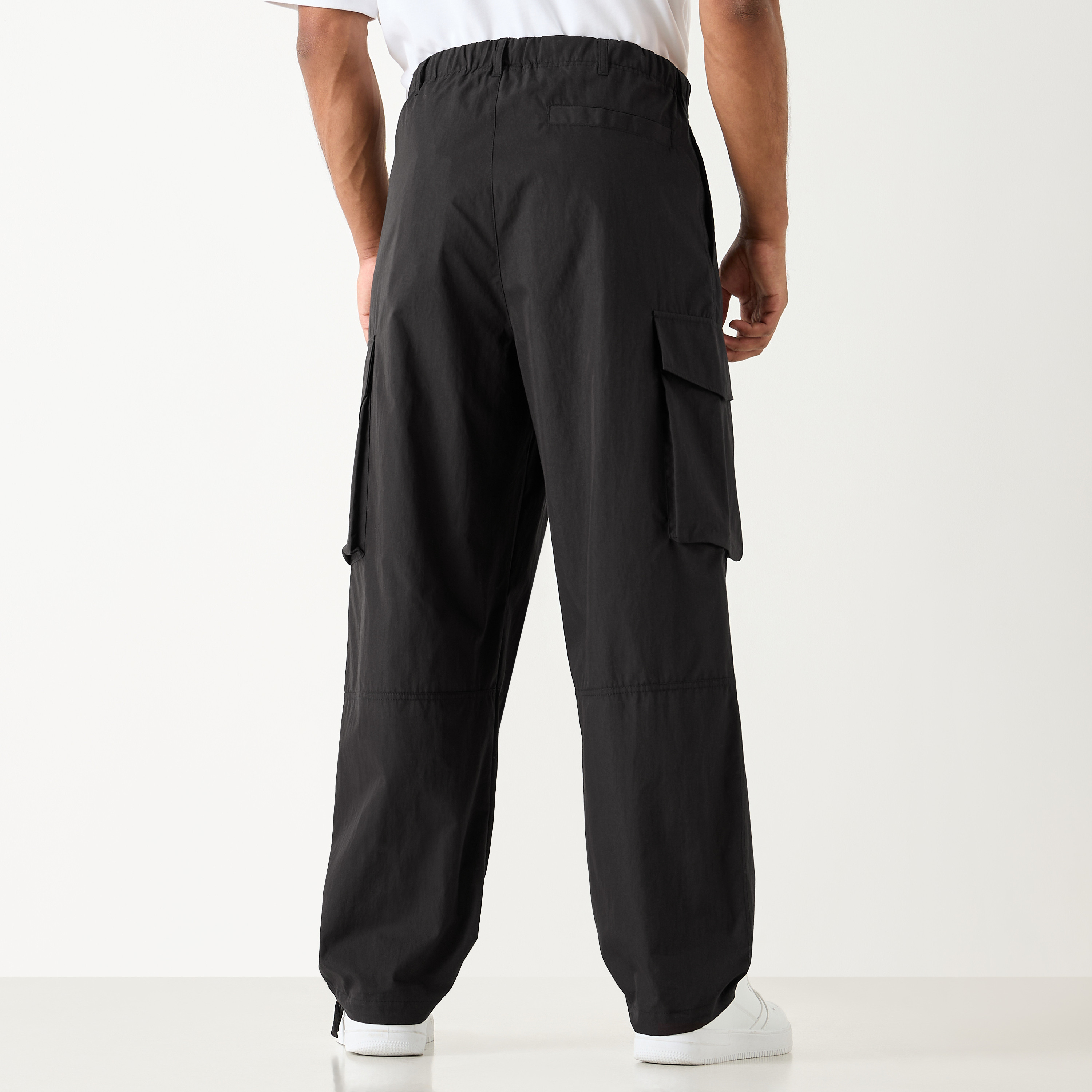 بنطلون كارجو بخصر مطاطي وتفاصيل جيب-men-clothing-bottoms-joggers-image-3