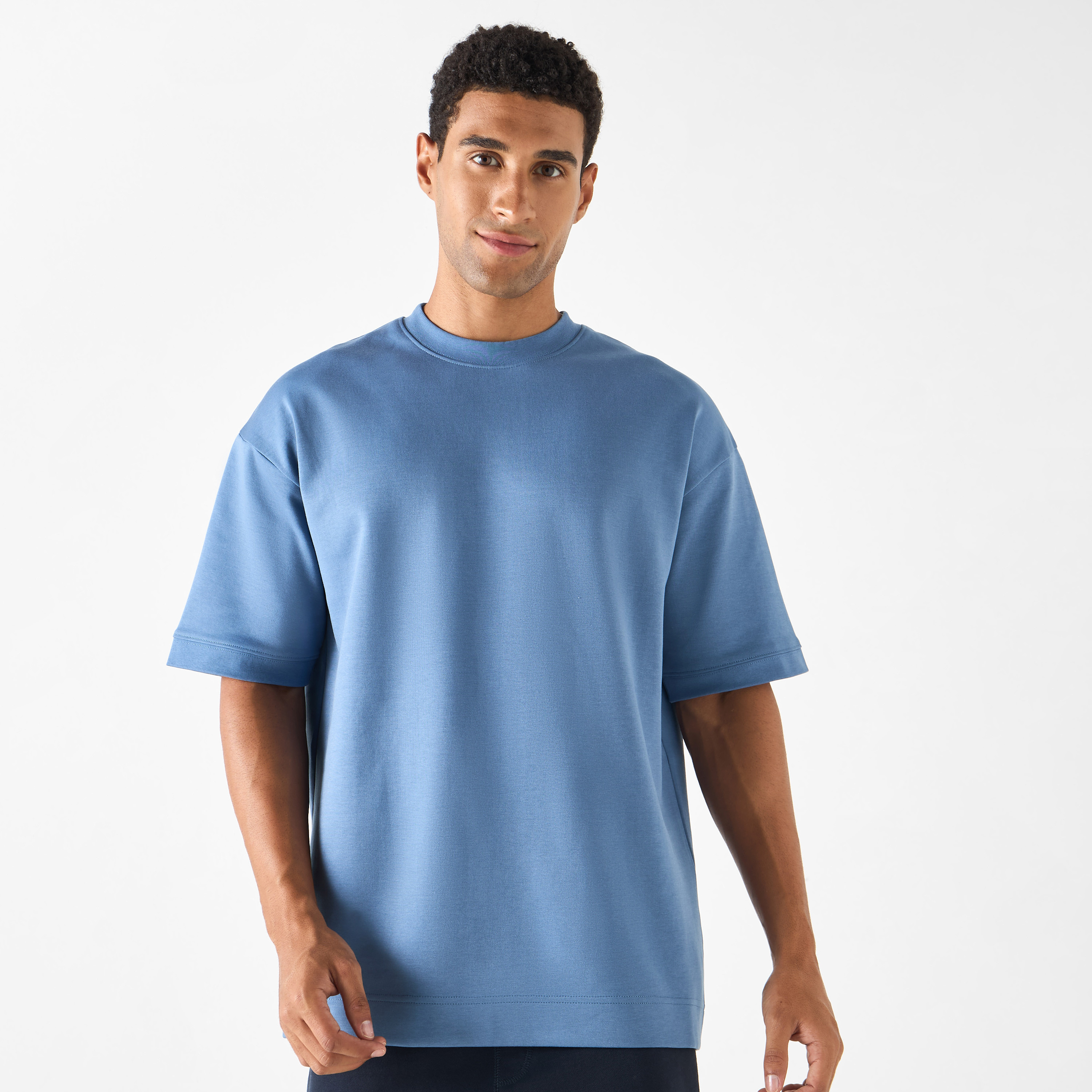 تيشيرت بأكمام قصيرة وقصّة مريحة وياقة ضيقة-men-clothing-tshirtsandpolos-tshirts-image-1