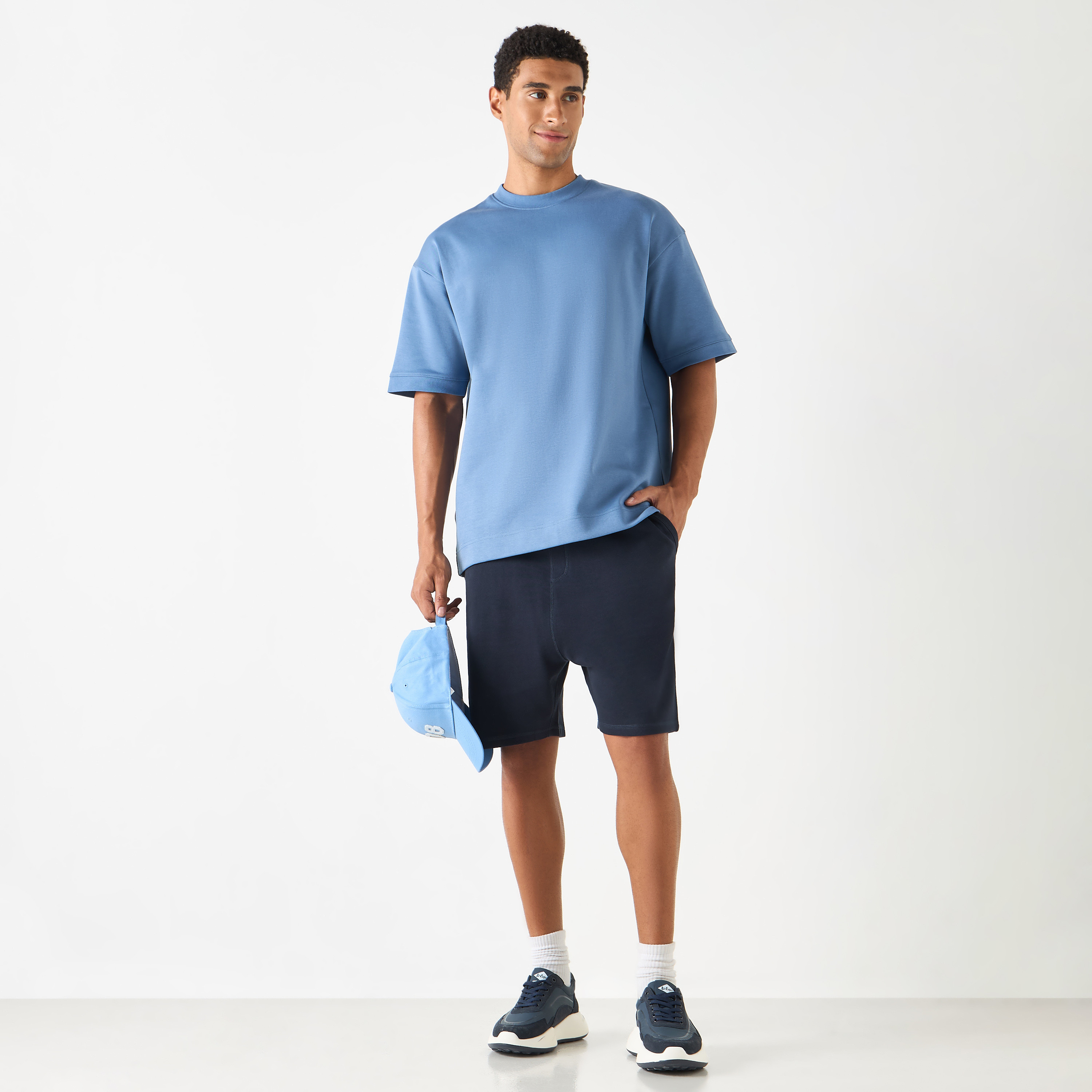 تيشيرت بأكمام قصيرة وقصّة مريحة وياقة ضيقة-men-clothing-tshirtsandpolos-tshirts-image-2