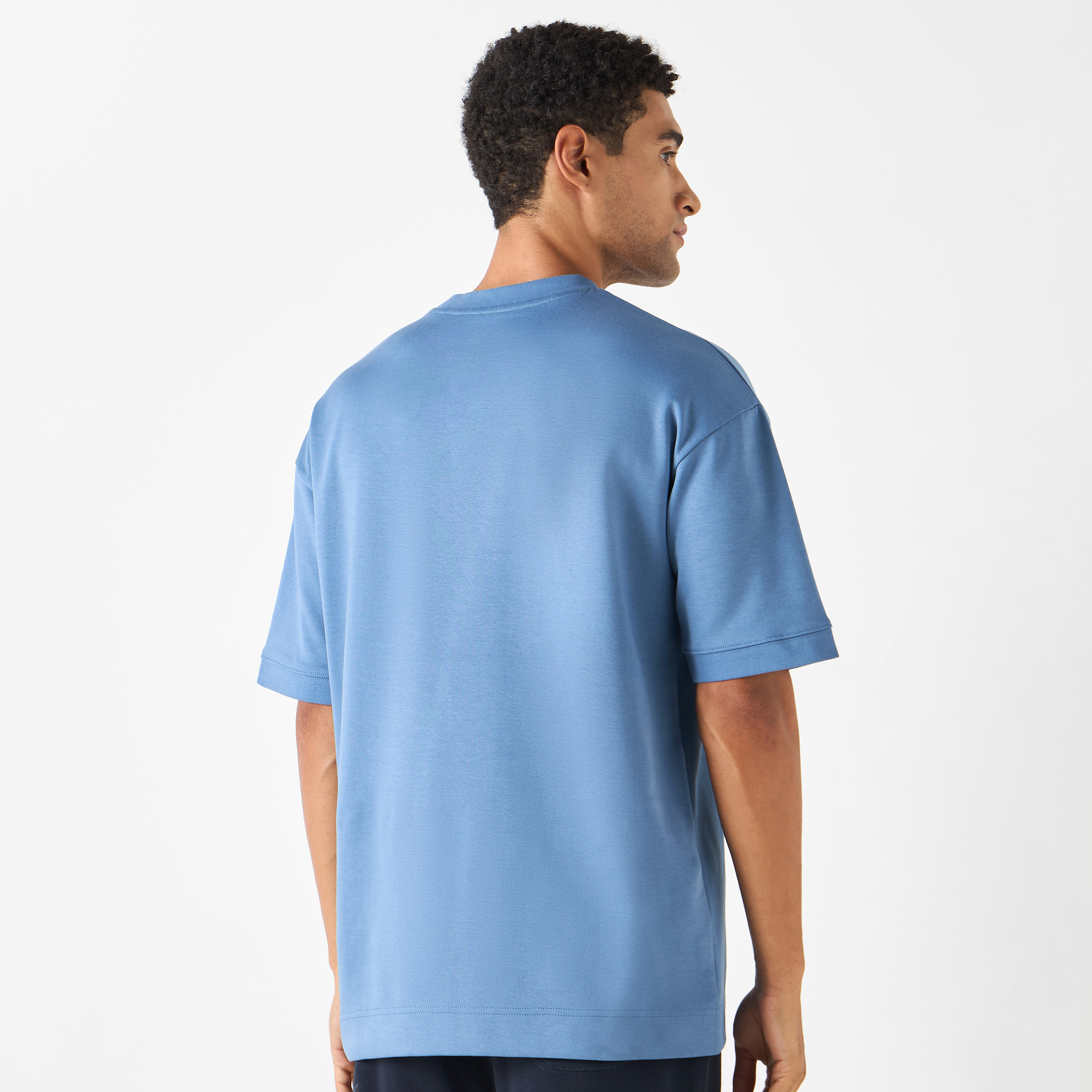 تيشيرت بأكمام قصيرة وقصّة مريحة وياقة ضيقة-men-clothing-tshirtsandpolos-tshirts-image-3