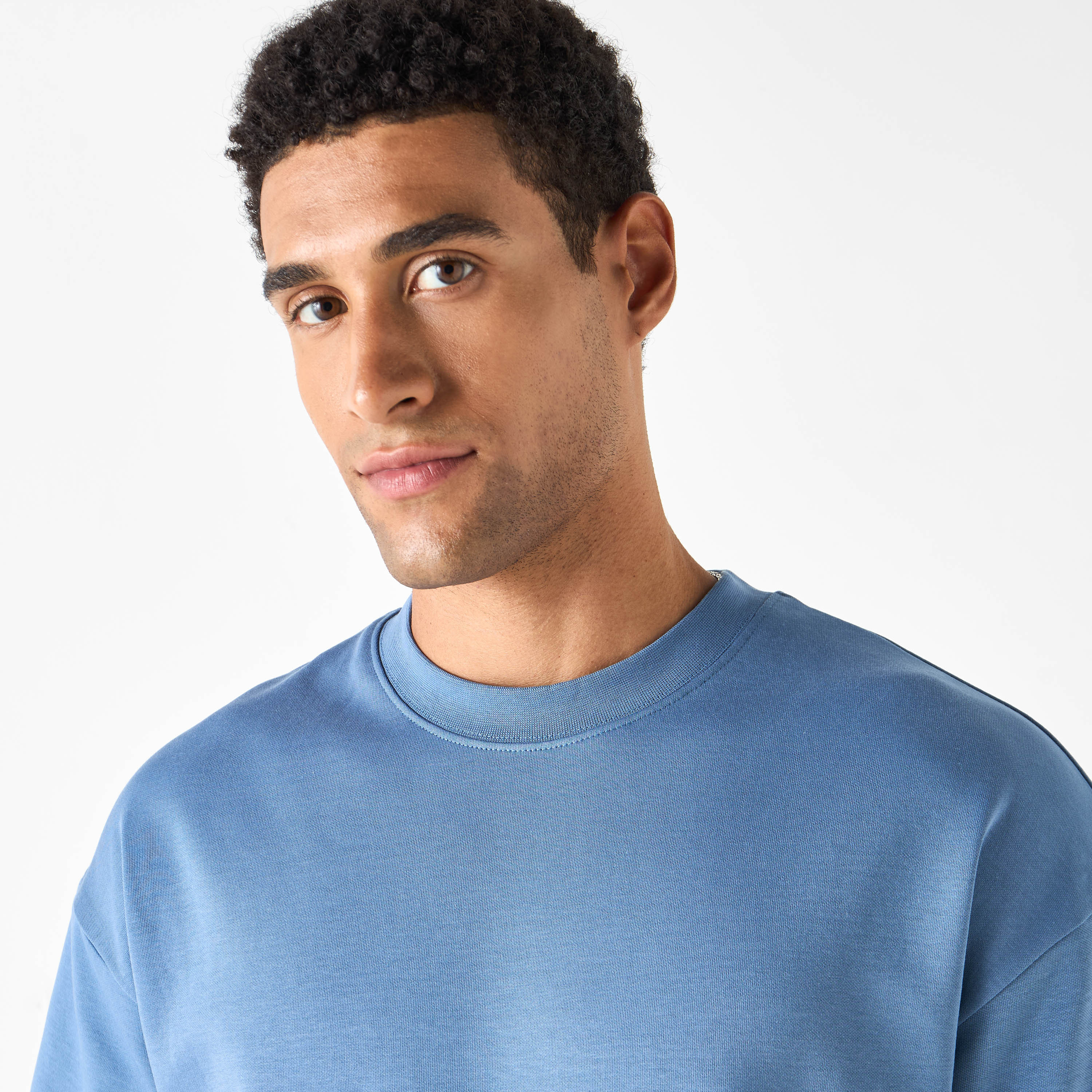 تيشيرت بأكمام قصيرة وقصّة مريحة وياقة ضيقة-men-clothing-tshirtsandpolos-tshirts-image-4