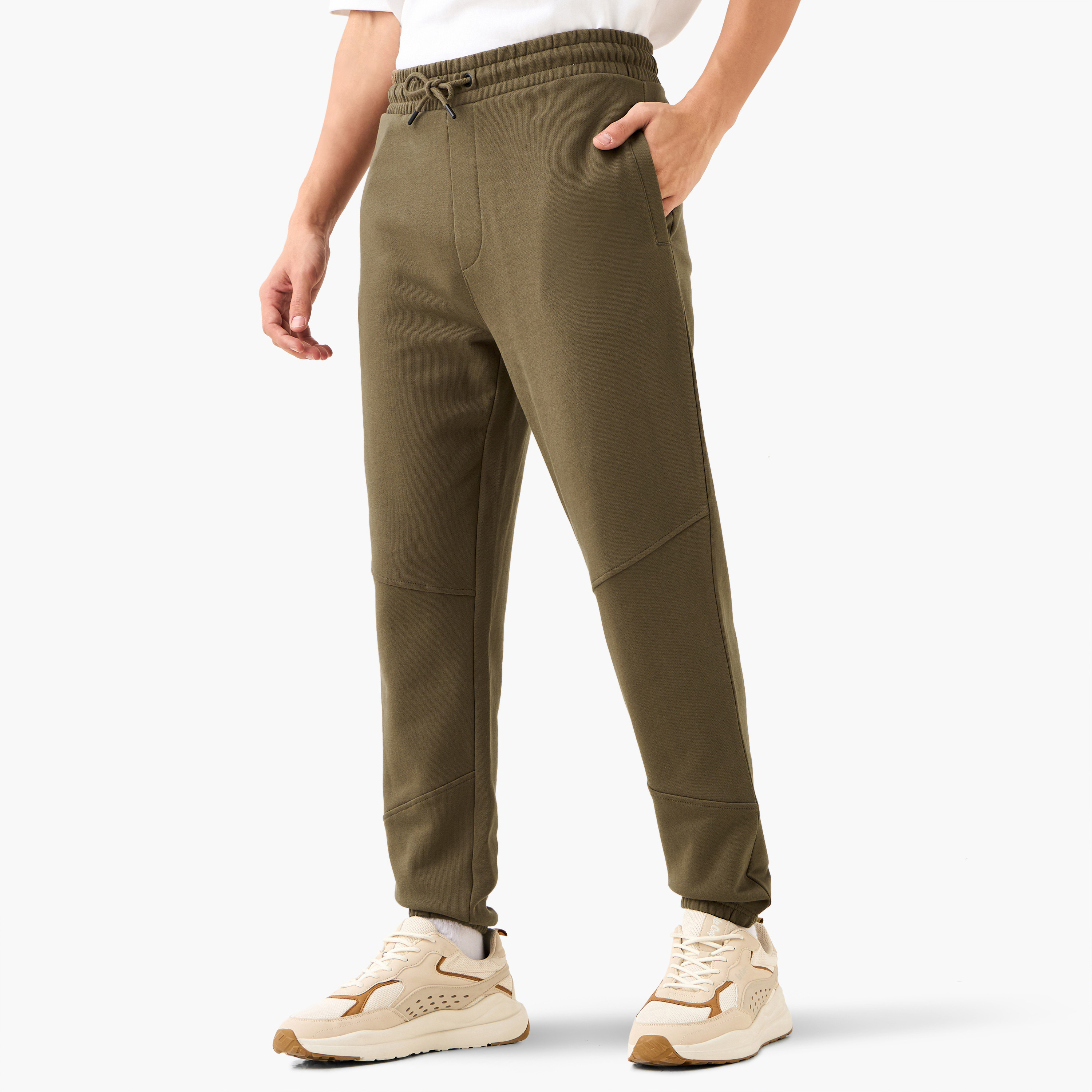 بنطلون رياضي بخصر مرن وتصميم بألواح وجيوب-men-clothing-bottoms-joggers-image-6