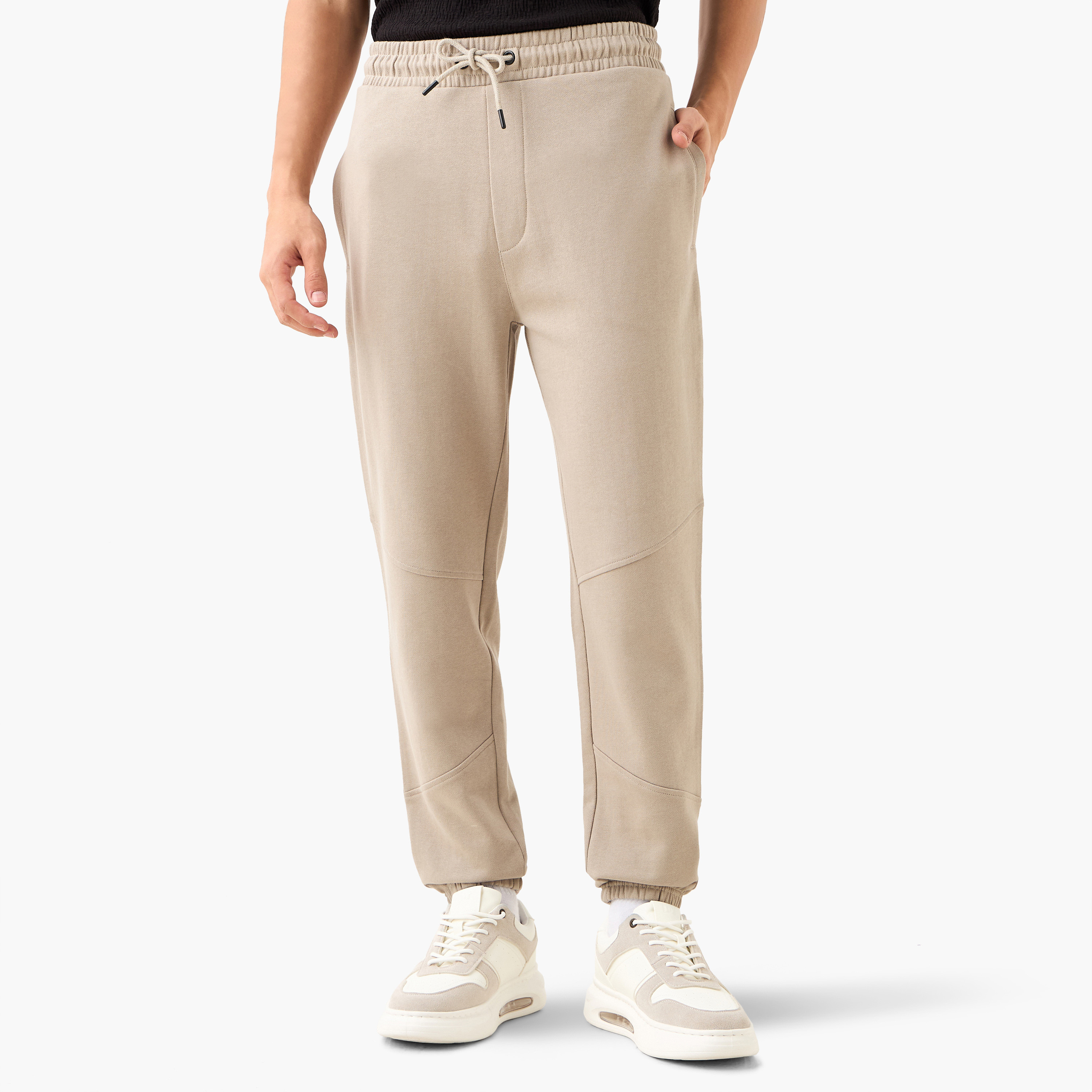 بنطلون رياضي بخصر مرن وتصميم بألواح وجيوب-men-clothing-bottoms-joggers-image-17