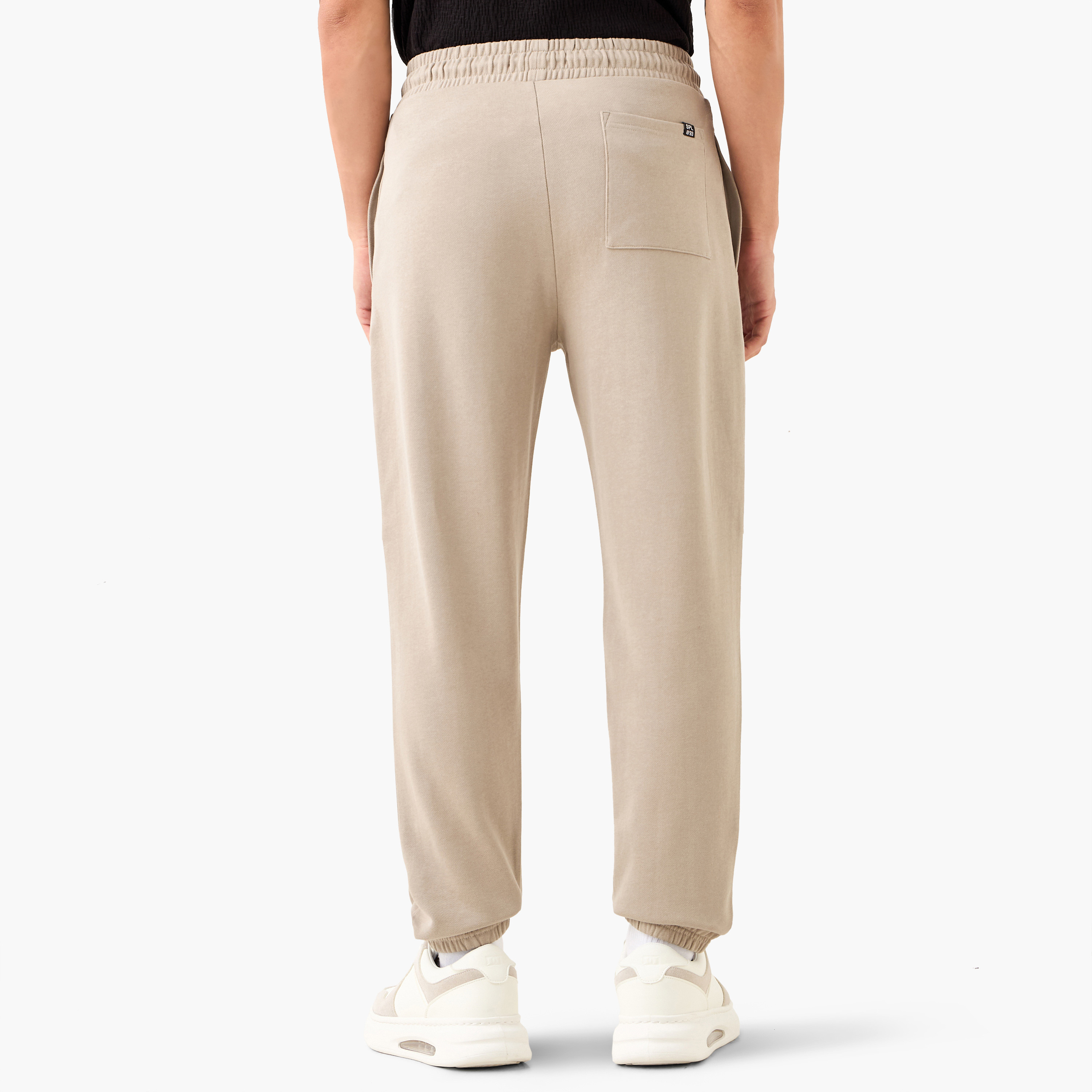 بنطلون رياضي بخصر مرن وتصميم بألواح وجيوب-men-clothing-bottoms-joggers-image-19
