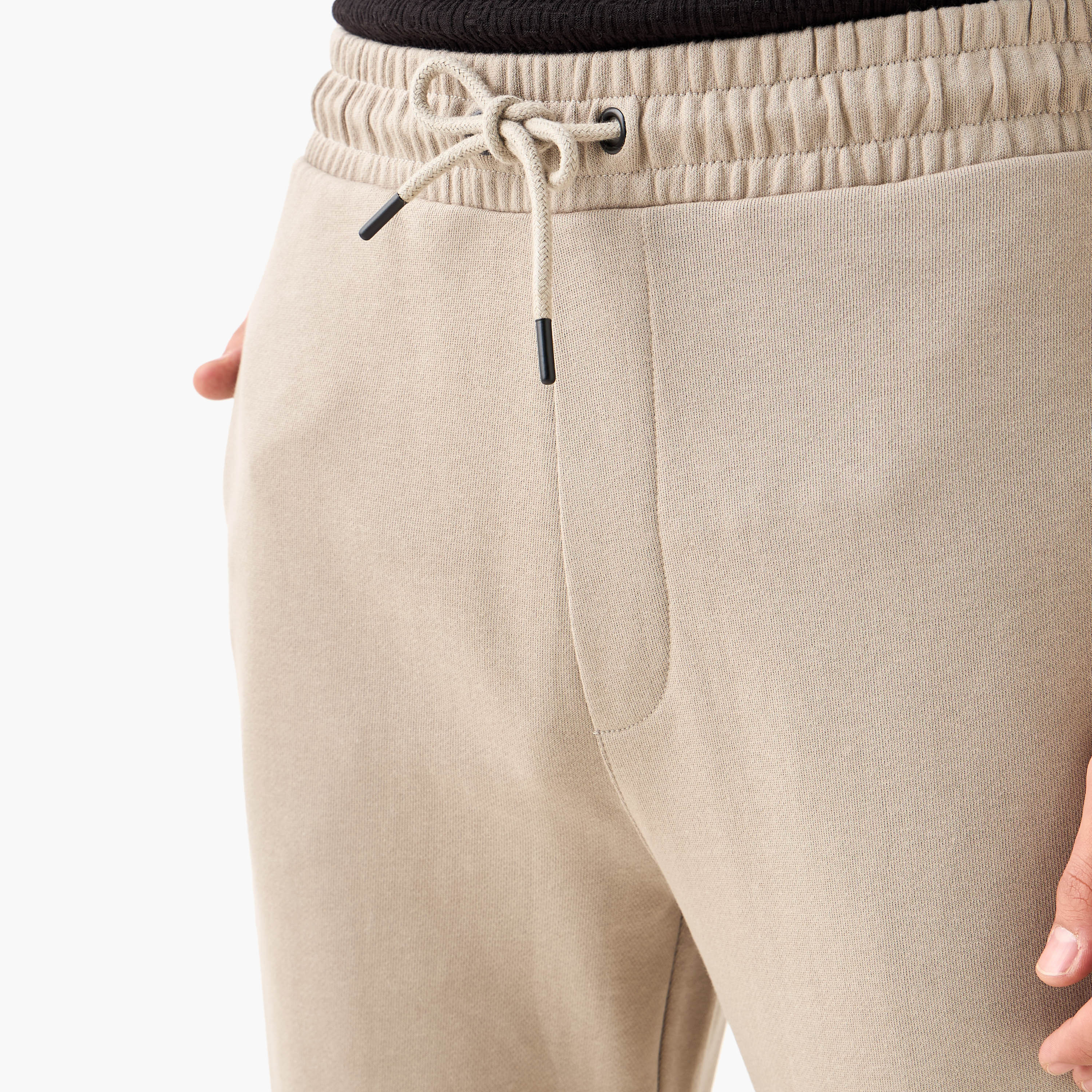 بنطلون رياضي بخصر مرن وتصميم بألواح وجيوب-men-clothing-bottoms-joggers-image-20