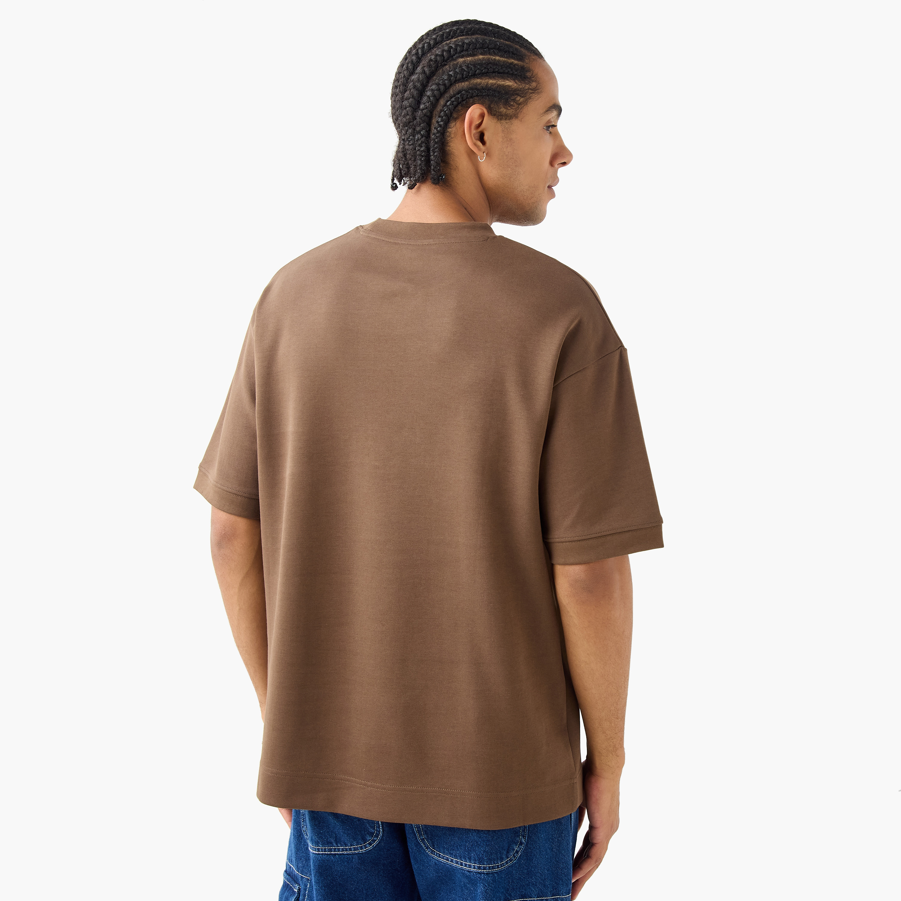 تيشيرت بقصّة عادية وياقة ضيقة وأكمام قصيرة وطبعات-men-clothing-tshirtsandpolos-tshirts-image-3