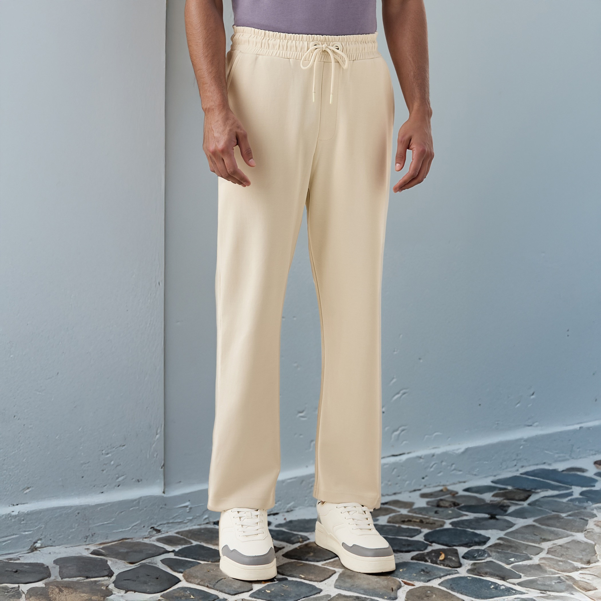 بنطال رياضي بقصة عادية وخصر مرن وجيوب-men-clothing-bottoms-joggers-image-1