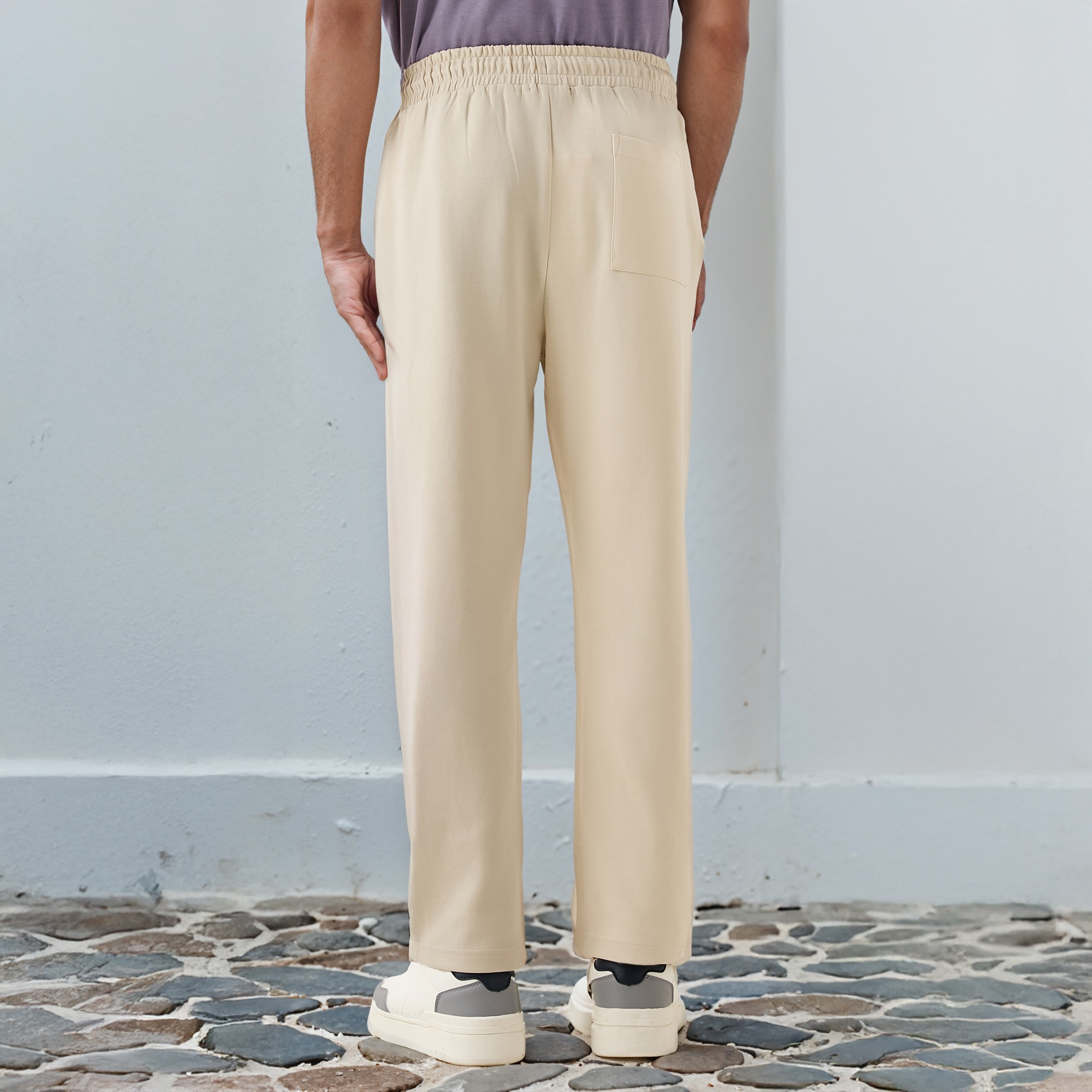 بنطلون رياضي بقصّة مريحة وخصر مطاطي وجيوب-men-clothing-bottoms-joggers-image-3