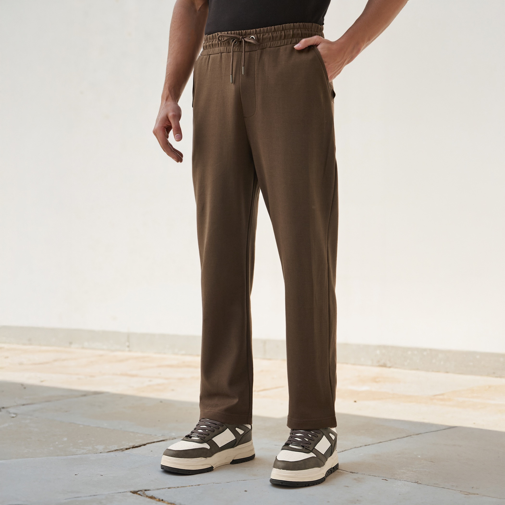 بنطال رياضي بقصة عادية وخصر مرن وجيوب-men-clothing-bottoms-joggers-image-14