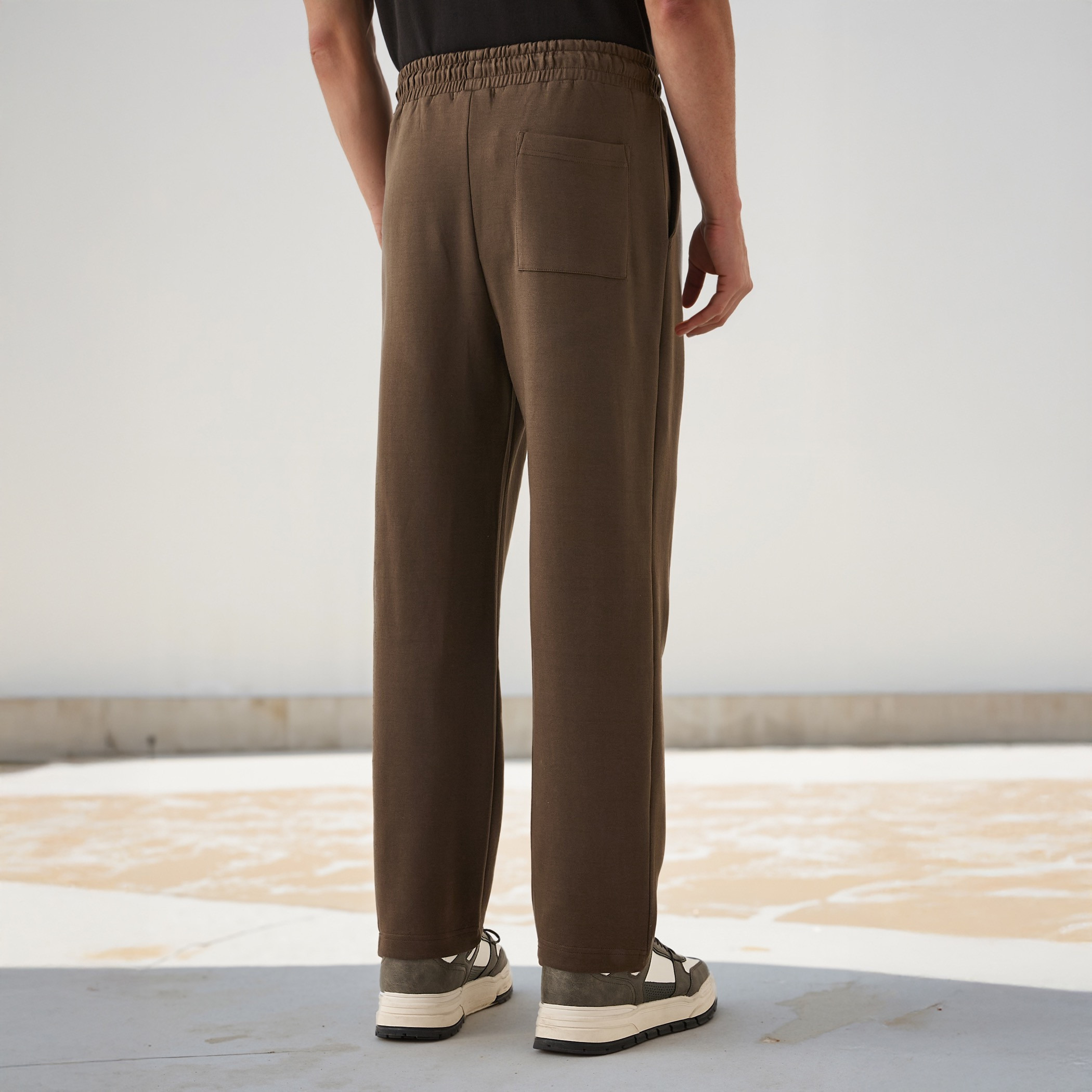 بنطال رياضي بقصة عادية وخصر مرن وجيوب-men-clothing-bottoms-joggers-image-16