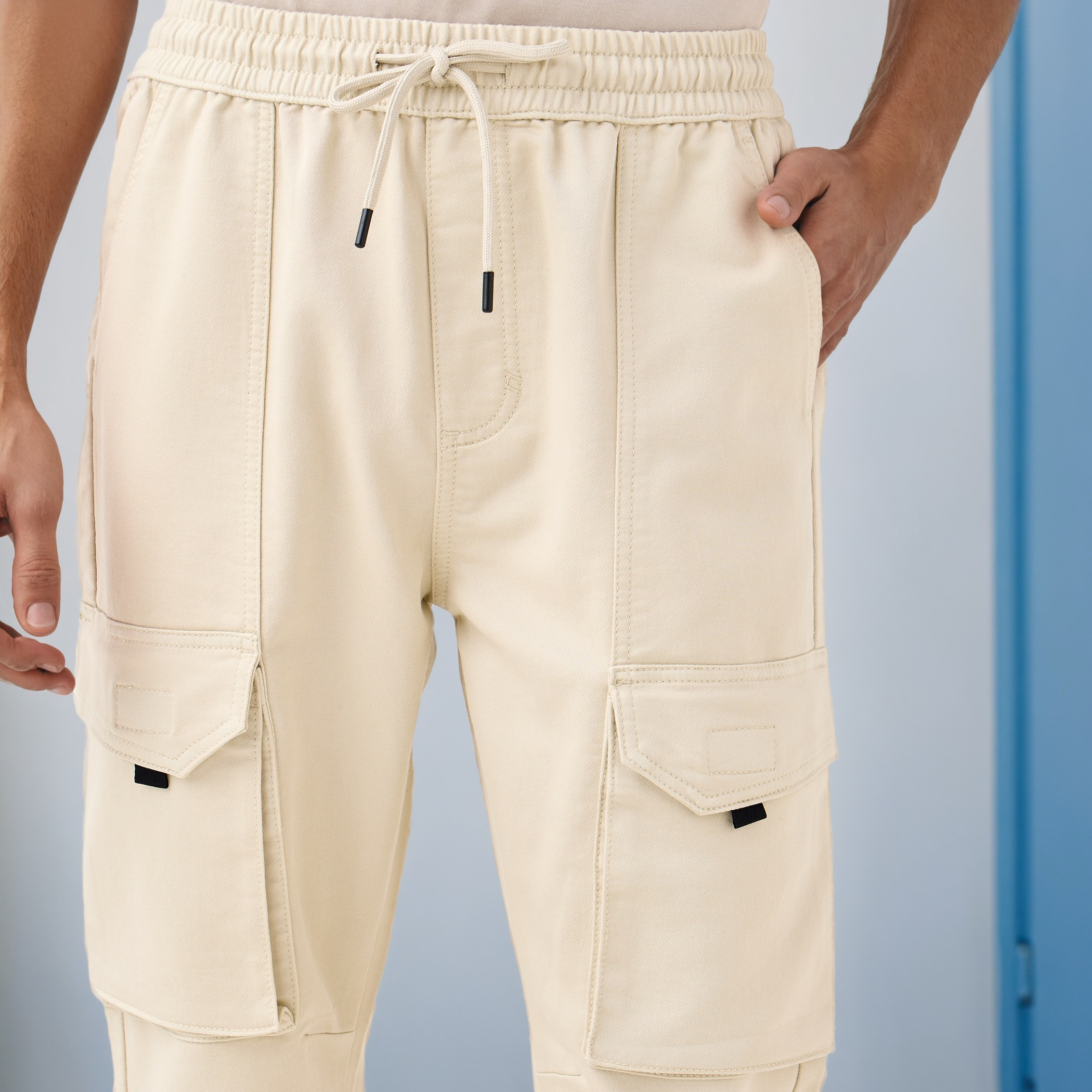 بنطلون كارجو بقصّة عادية وخصر مطاطي-men-clothing-bottoms-joggers-image-5
