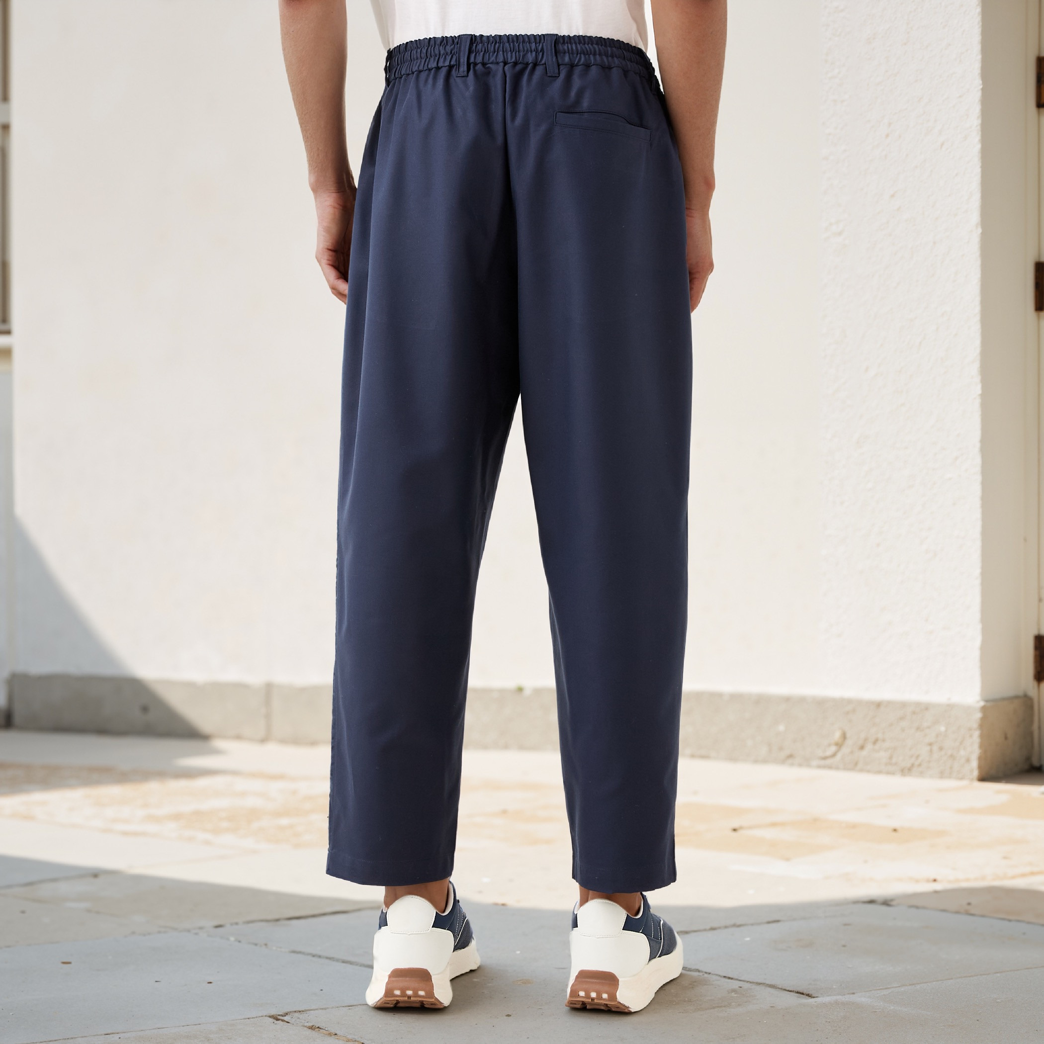بنطلون بقصة مريحة وخصر مطاطي وجيوب-men-clothing-bottoms-joggers-image-3