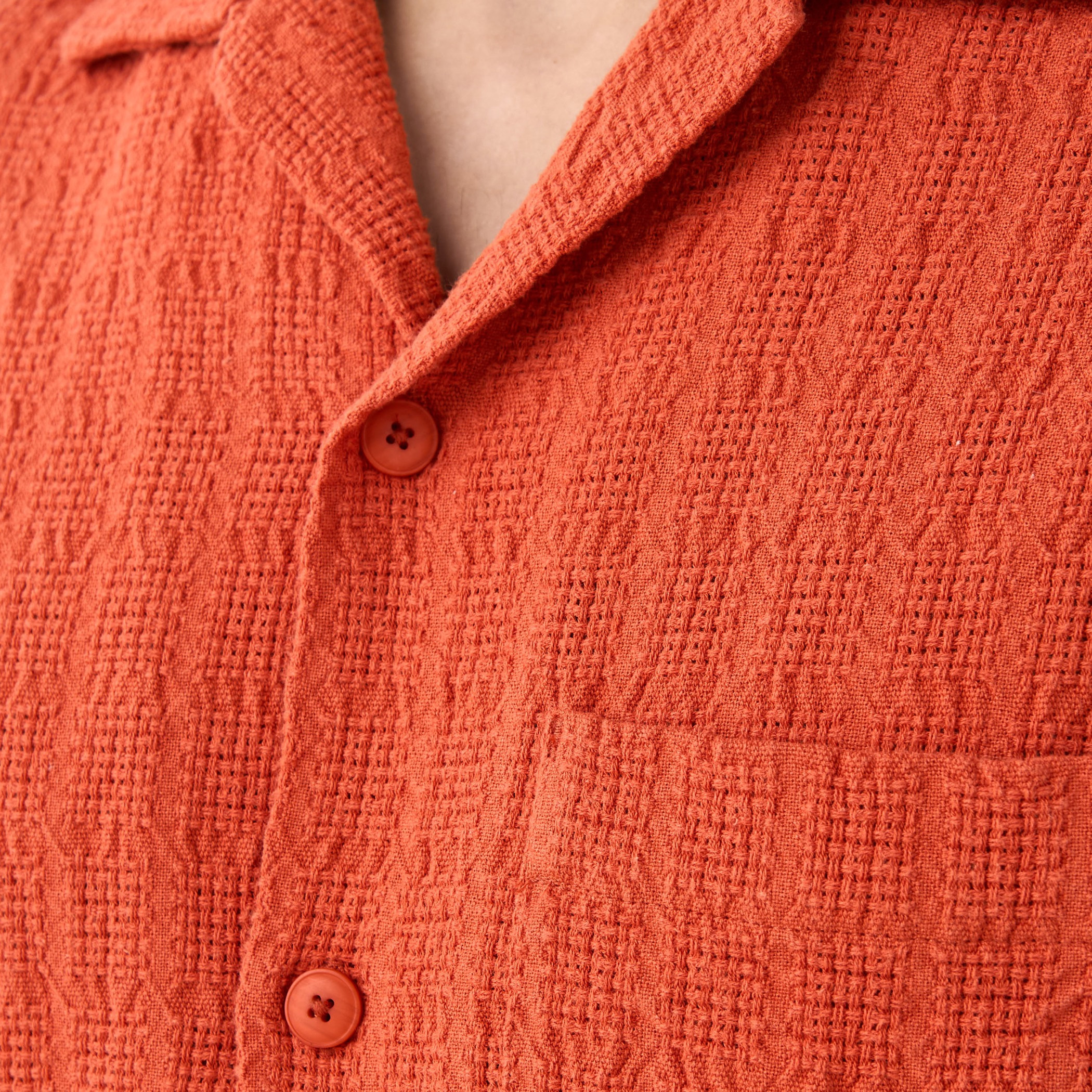 قميص بارز الملمس بياقة وقصة مريحة-men-clothing-shirts-image-5