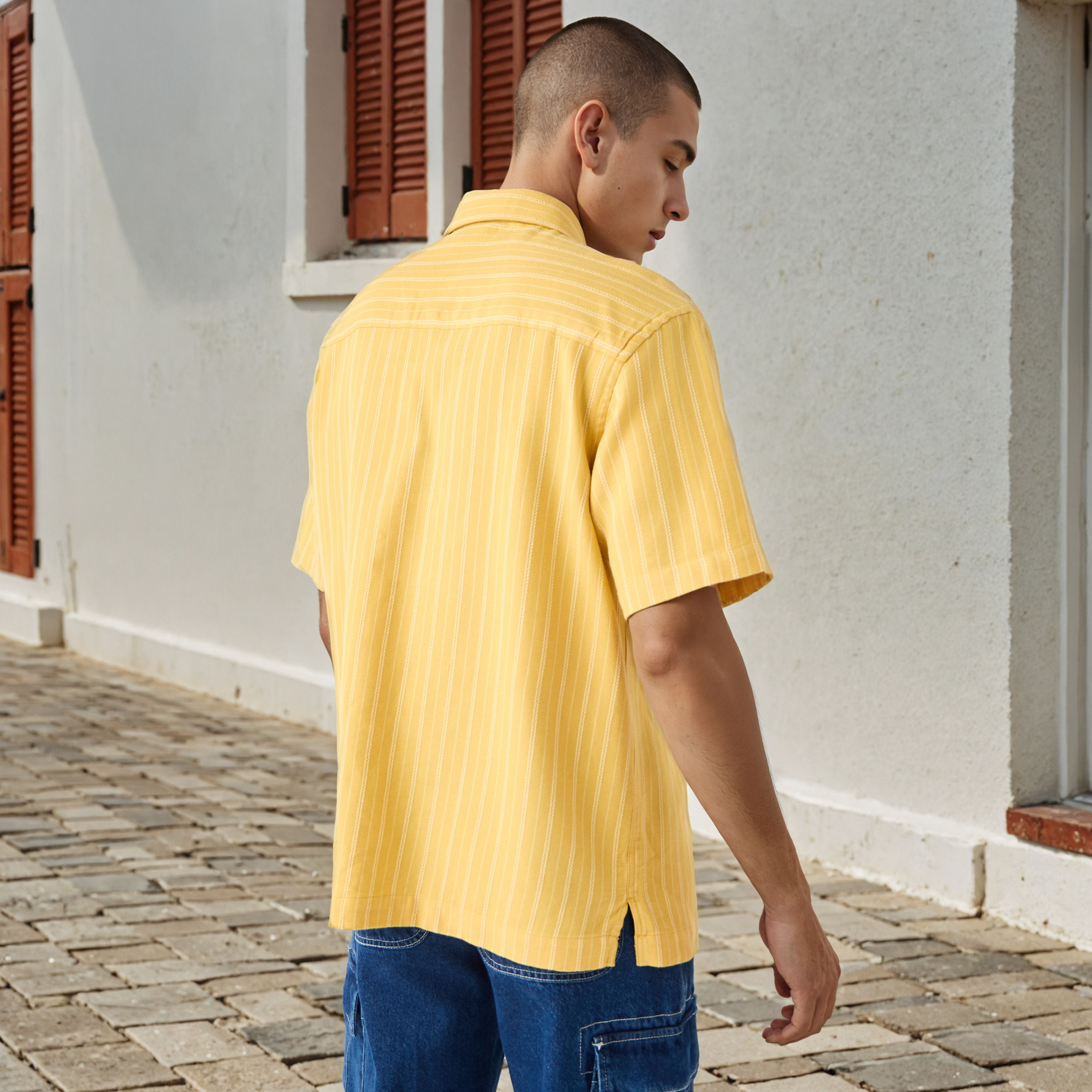 قميص مخطط بقصة مريحة وأكمام قصيرة وياقة عادية-men-clothing-shirts-image-3