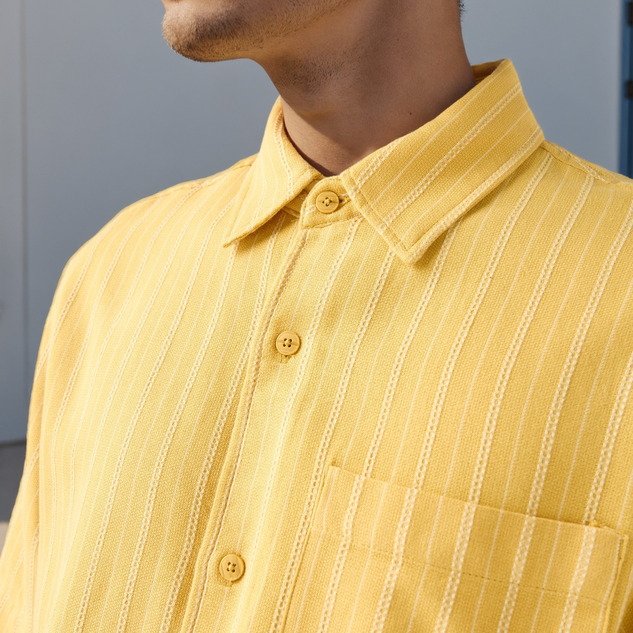 قميص مخطط بقصة مريحة وأكمام قصيرة وياقة عادية-men-clothing-shirts-image-4