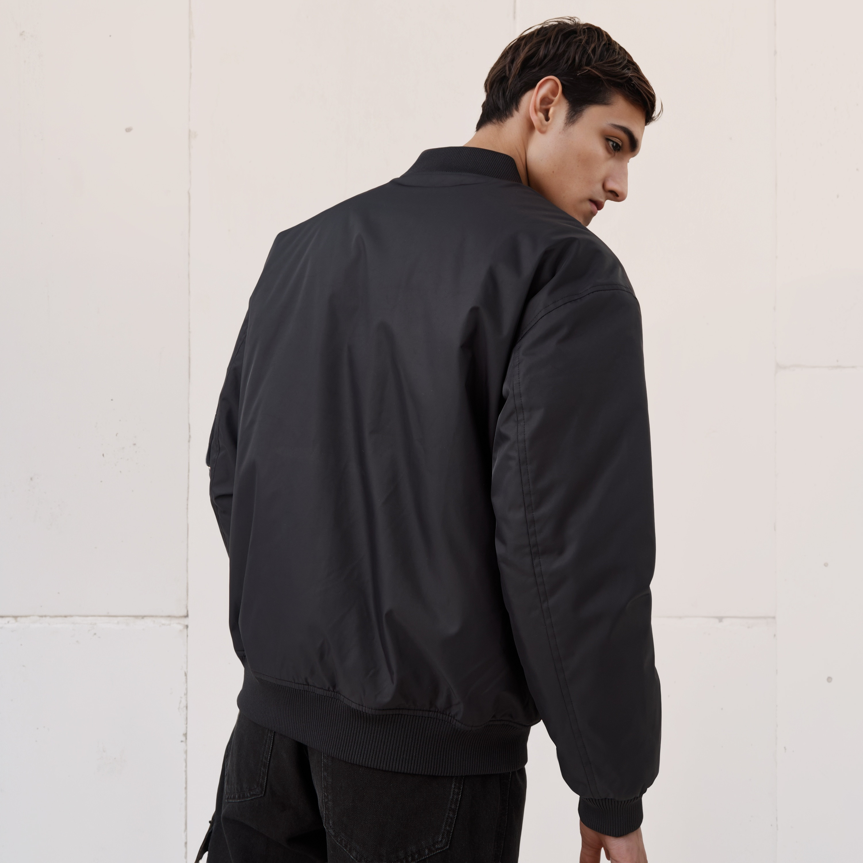 جاكيت بومبر رجالي بجيوب متعددة وقصة مريحة-men-clothing-jacketsandblazers-jackets-image-3