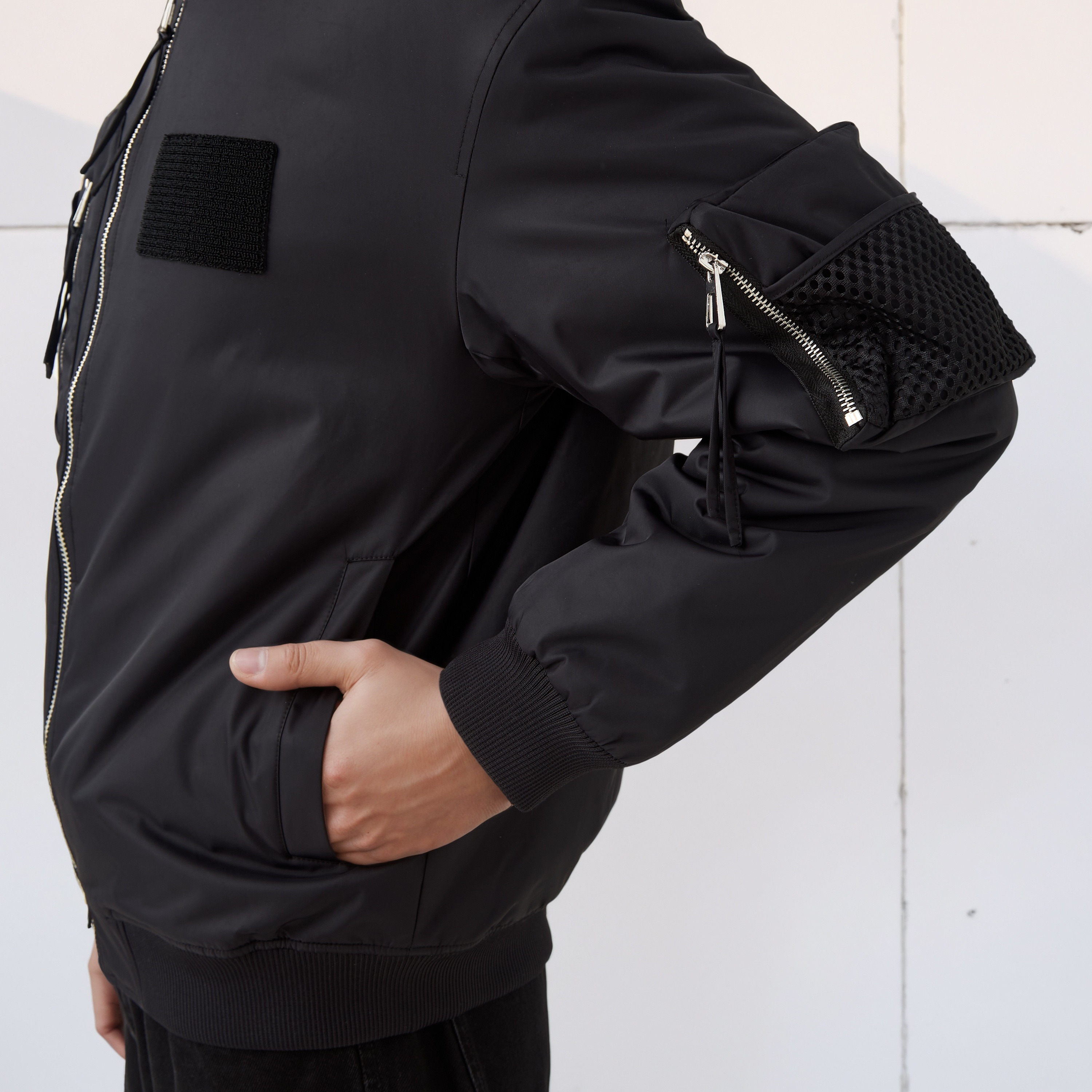 جاكيت بومبر رجالي بجيوب متعددة وقصة مريحة-men-clothing-jacketsandblazers-jackets-image-4