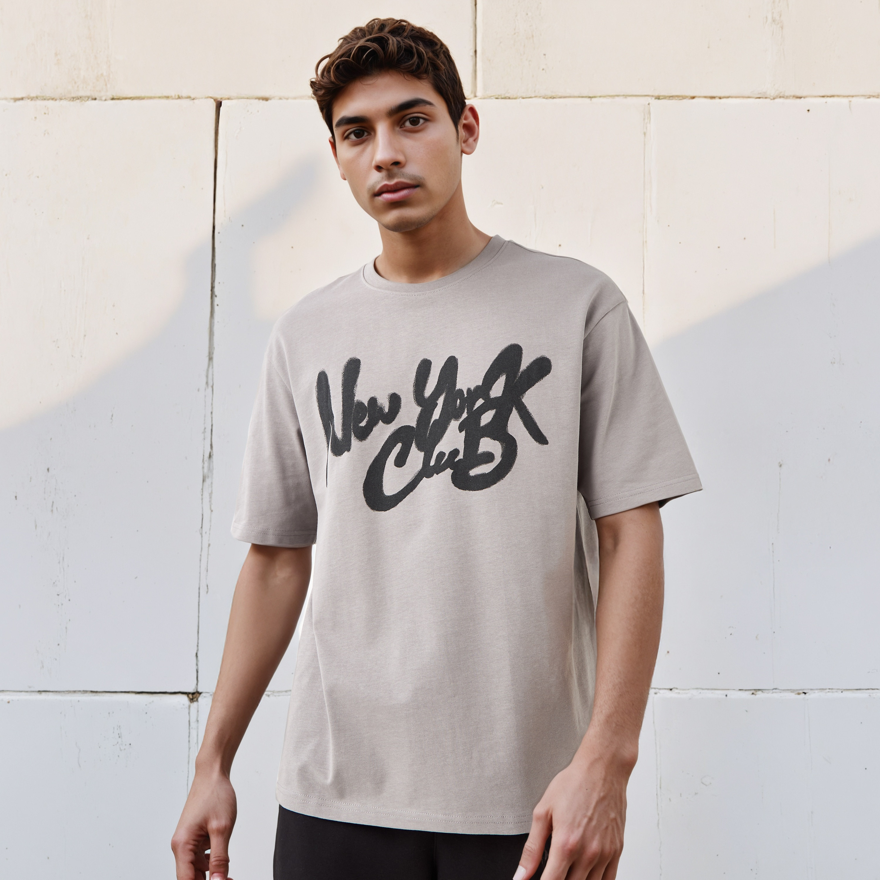 تيشيرت رجالي بقصة مريحة وطبعات وياقة ضيقة وأكمام قصيرة-men-clothing-tshirtsandpolos-tshirts-image-1