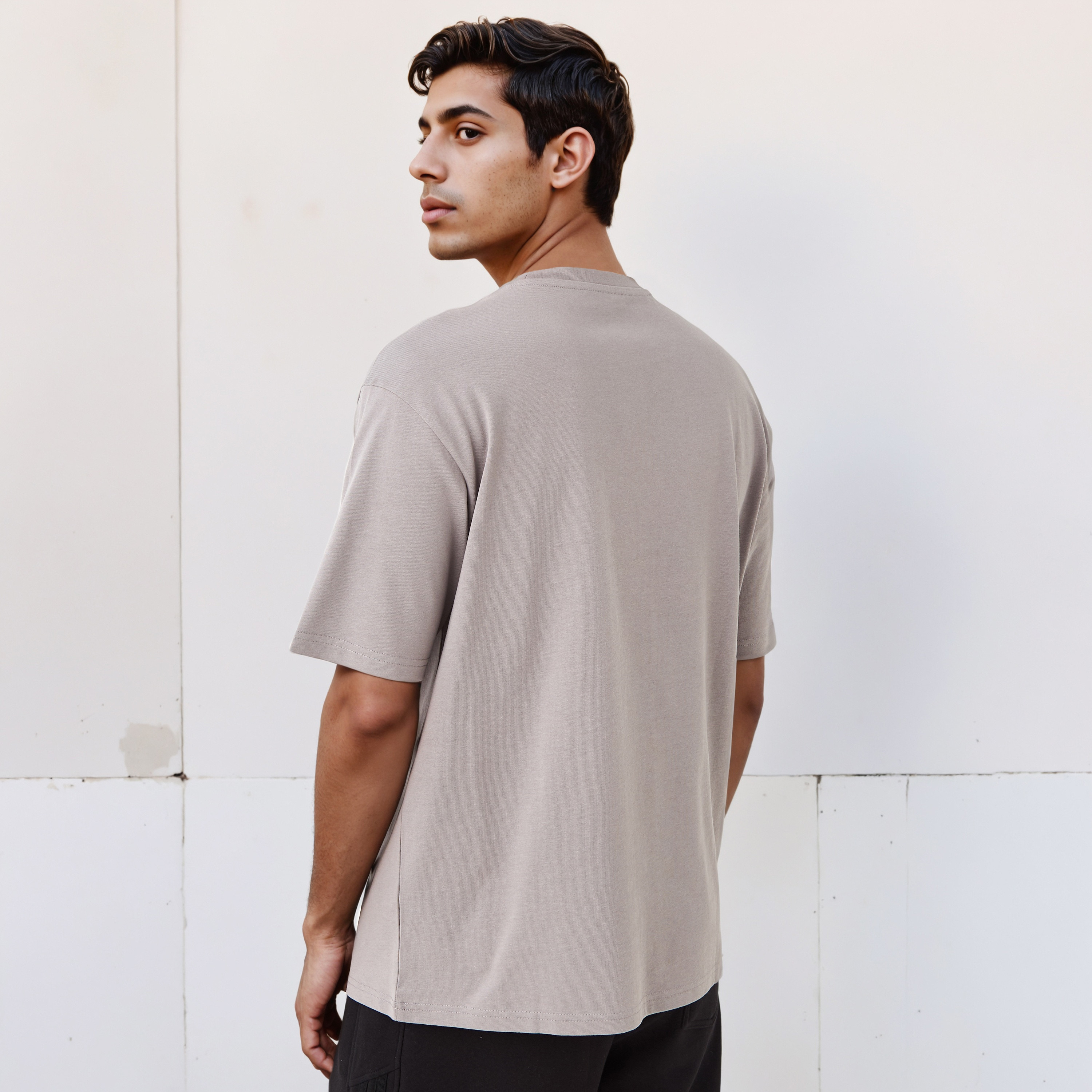 تيشيرت رجالي بقصة مريحة وطبعات وياقة ضيقة وأكمام قصيرة-men-clothing-tshirtsandpolos-tshirts-image-3