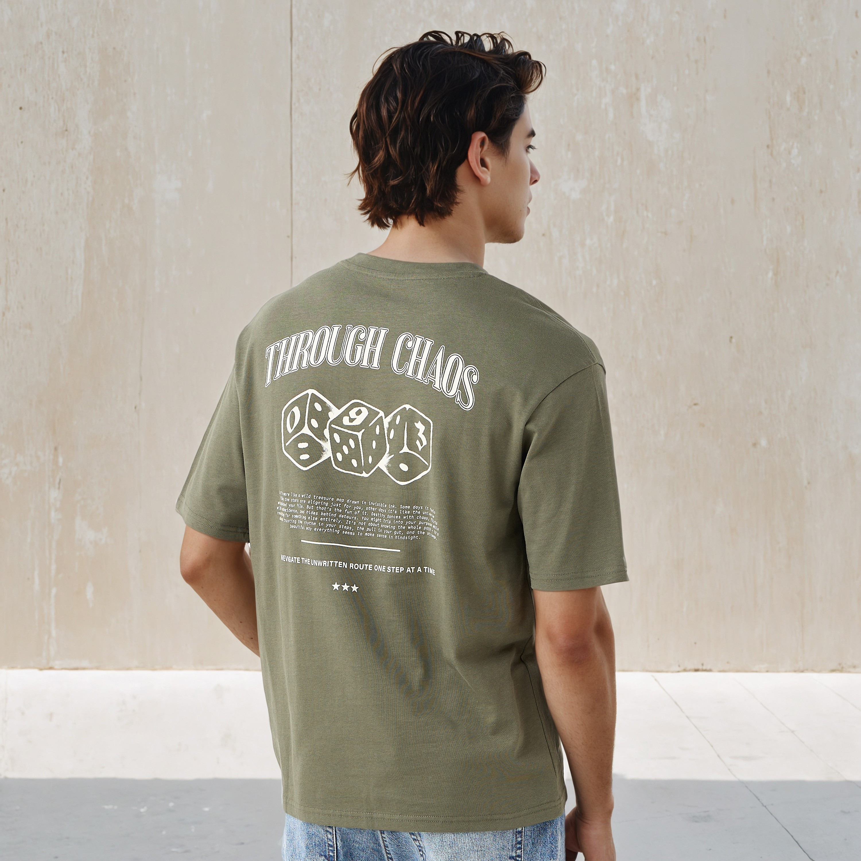 تيشيرت بقصة مريحة وطبعات وياقة ضيقة وأكمام قصيرة للرجال-men-clothing-tshirtsandpolos-tshirts-image-1