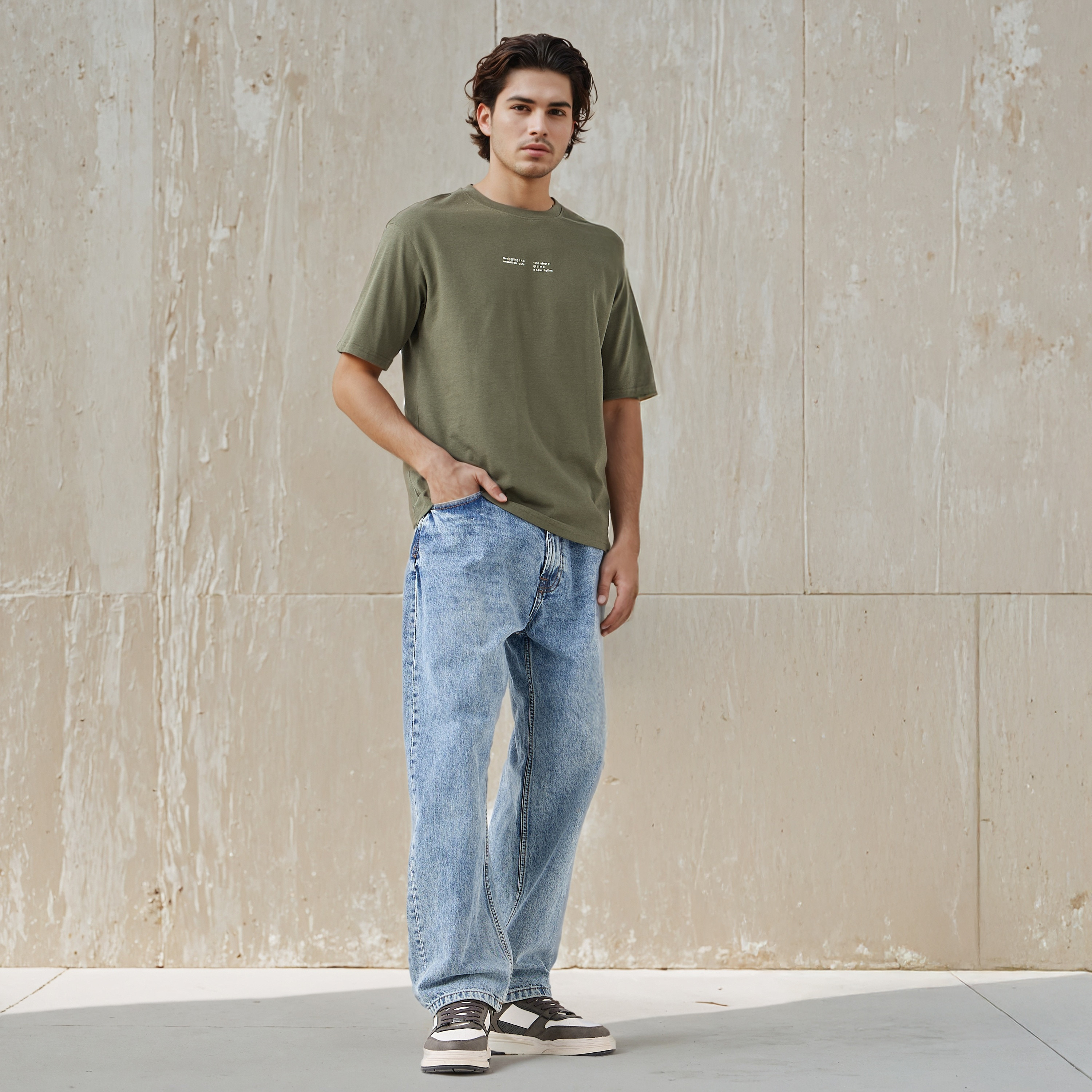 تيشيرت بقصة مريحة وطبعات وياقة ضيقة وأكمام قصيرة للرجال-men-clothing-tshirtsandpolos-tshirts-image-2